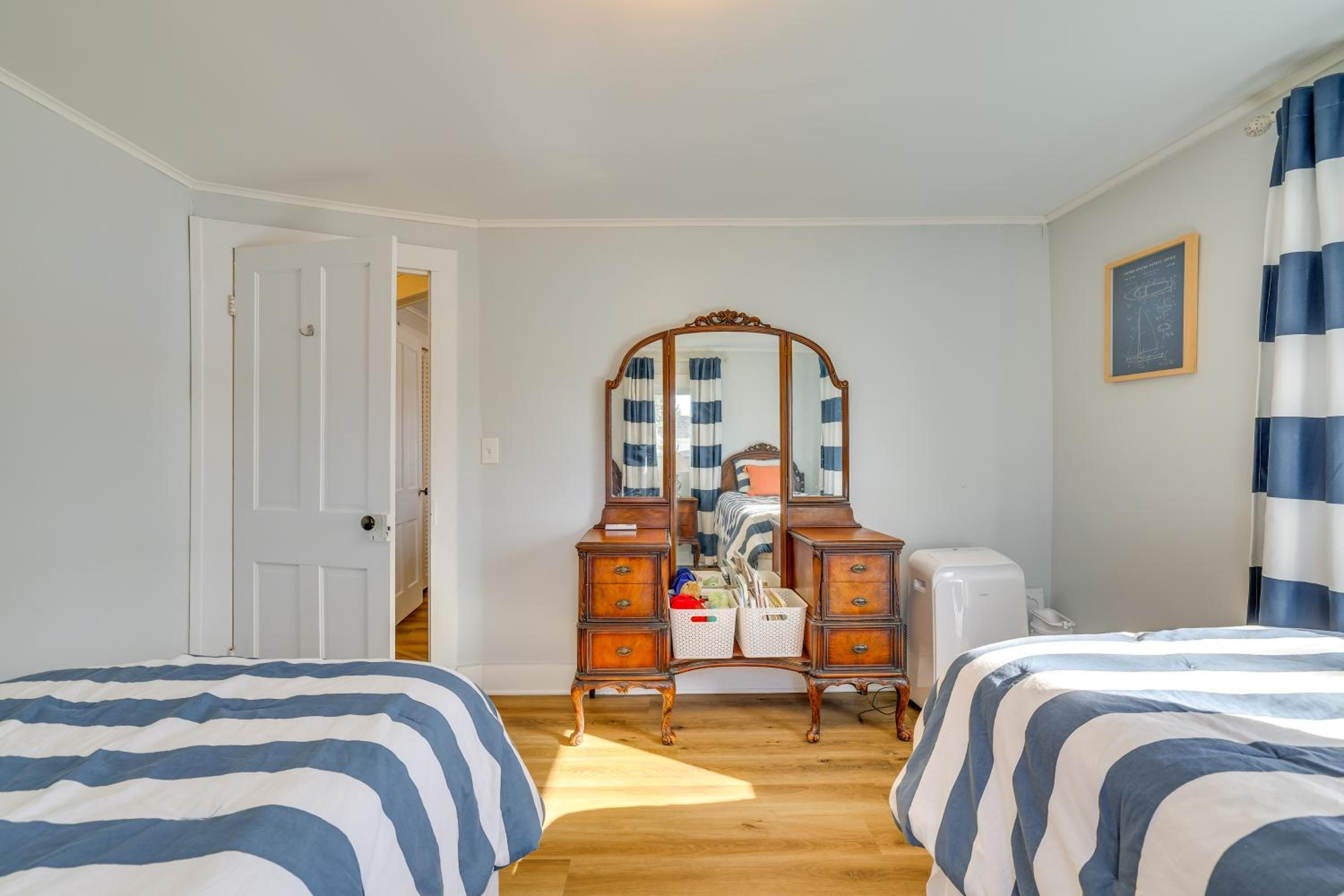 All-Season Getaway on Lake Winola Dock and Sunroom!