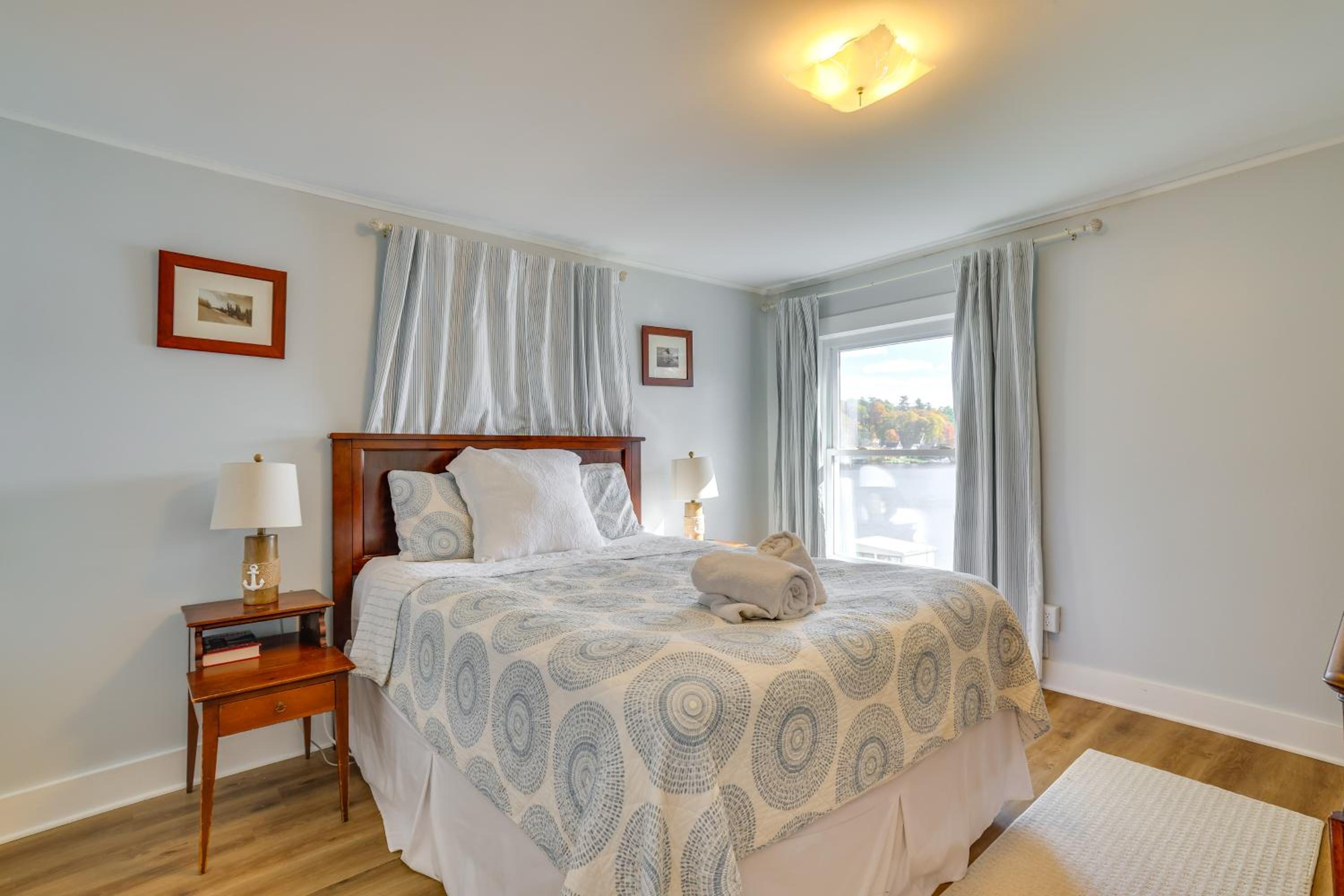 All-Season Getaway on Lake Winola Dock and Sunroom!