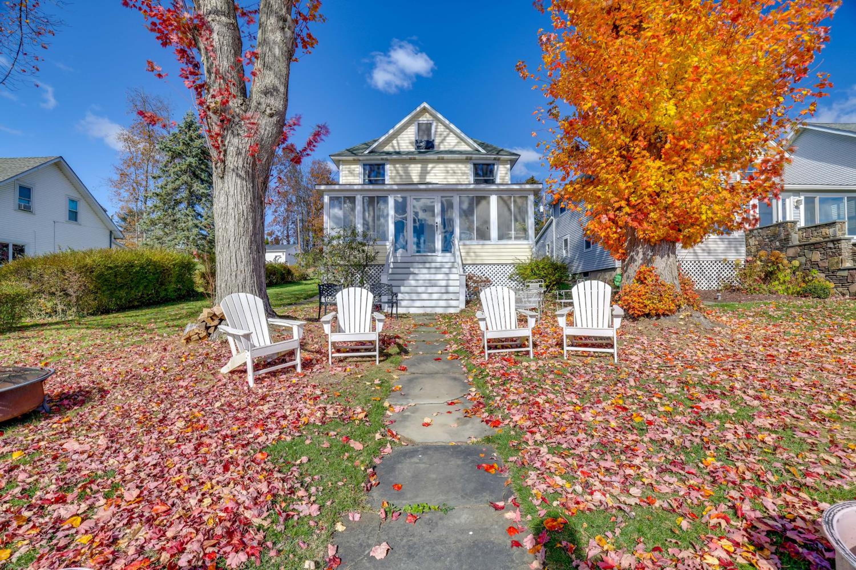 All-Season Getaway on Lake Winola Dock and Sunroom!