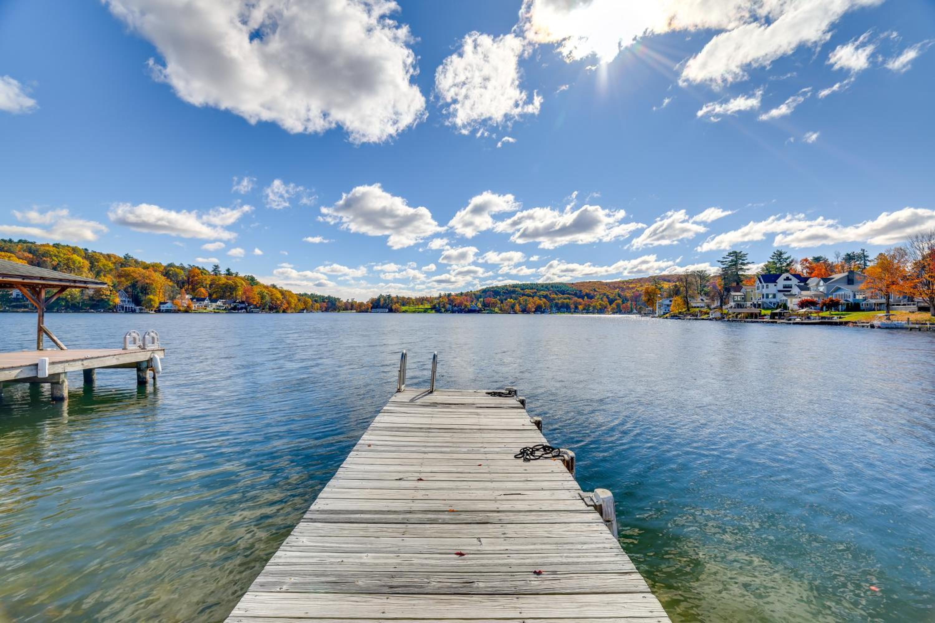 All-Season Getaway on Lake Winola Dock and Sunroom!
