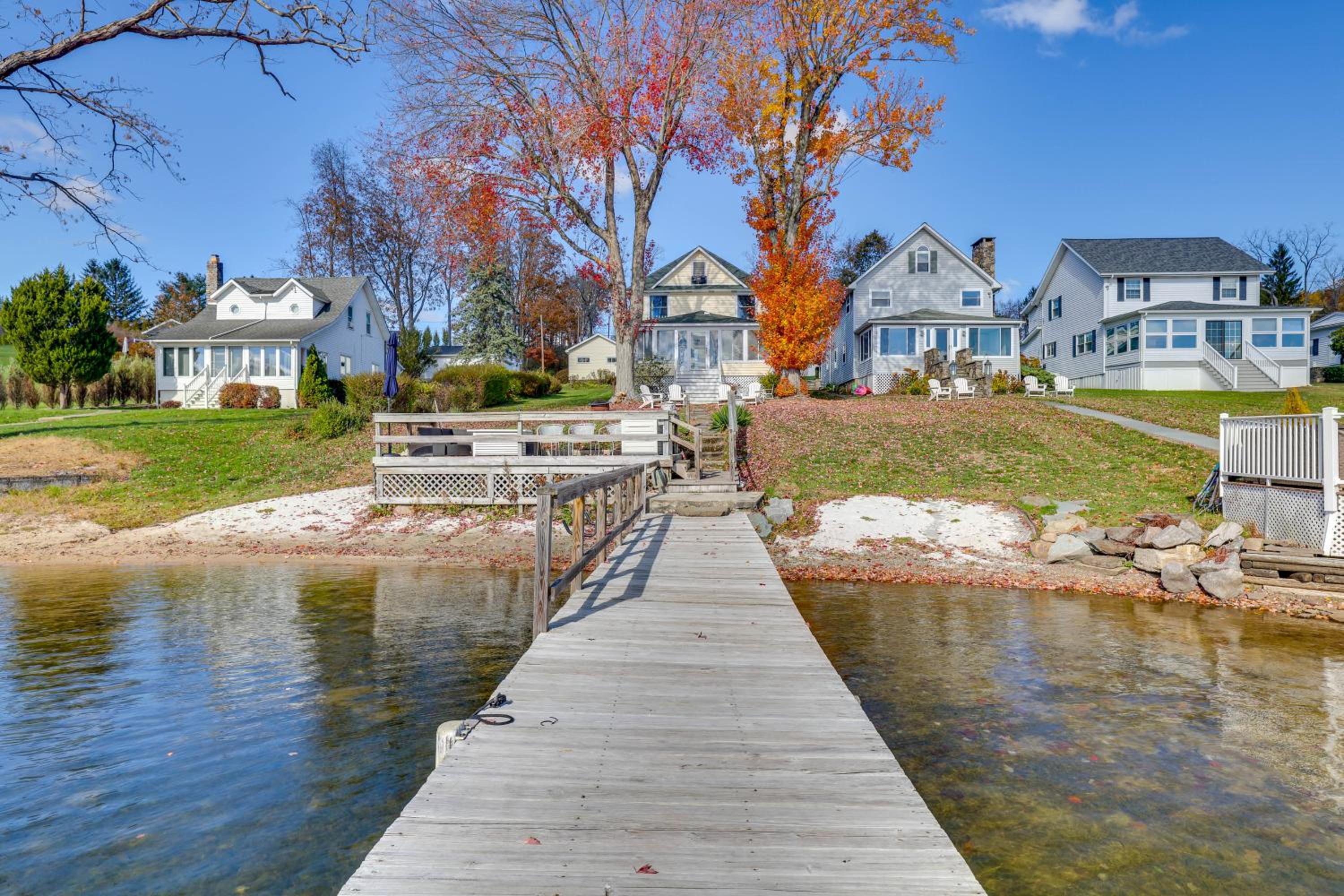 All-Season Getaway on Lake Winola Dock and Sunroom!