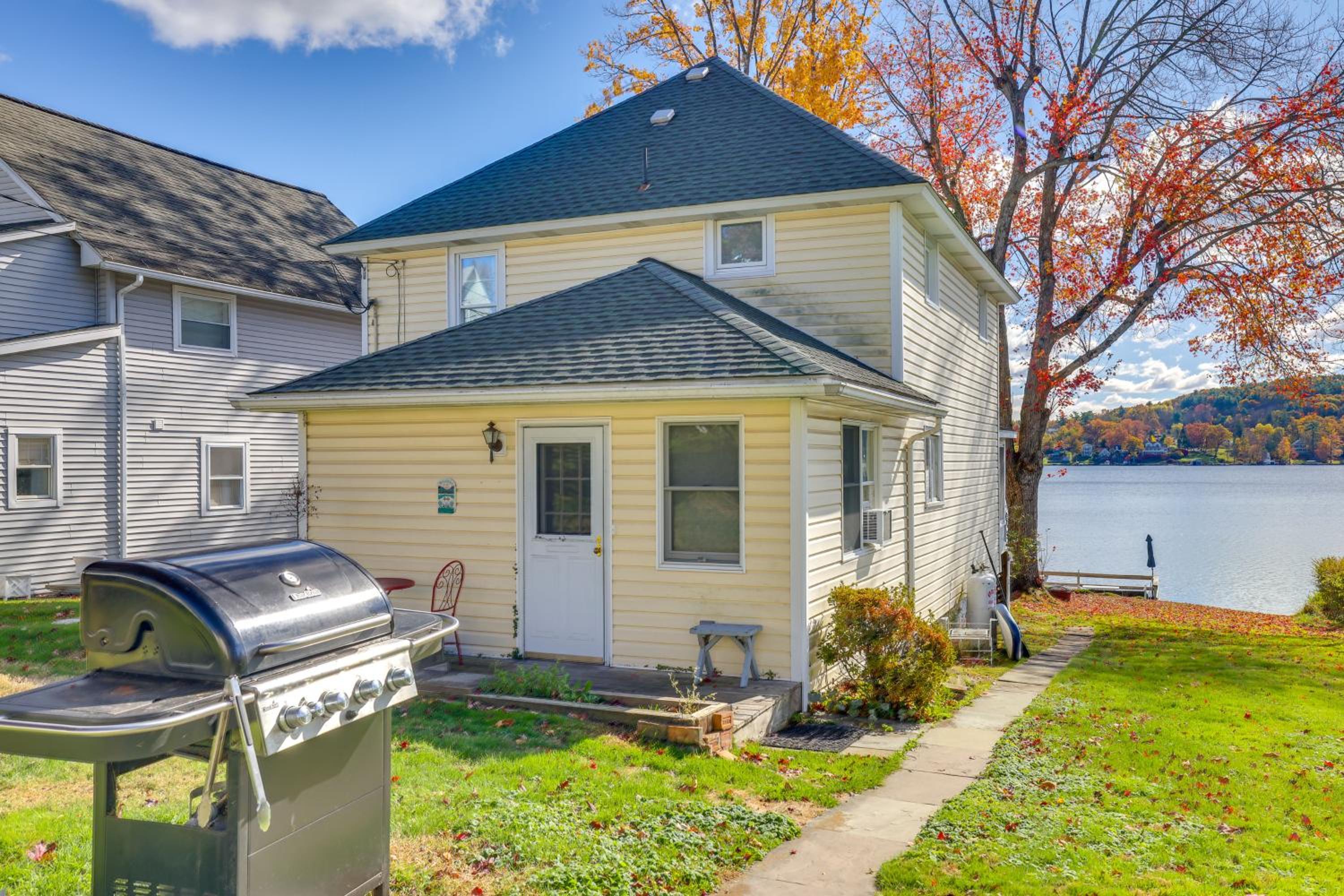 All-Season Getaway on Lake Winola Dock and Sunroom!