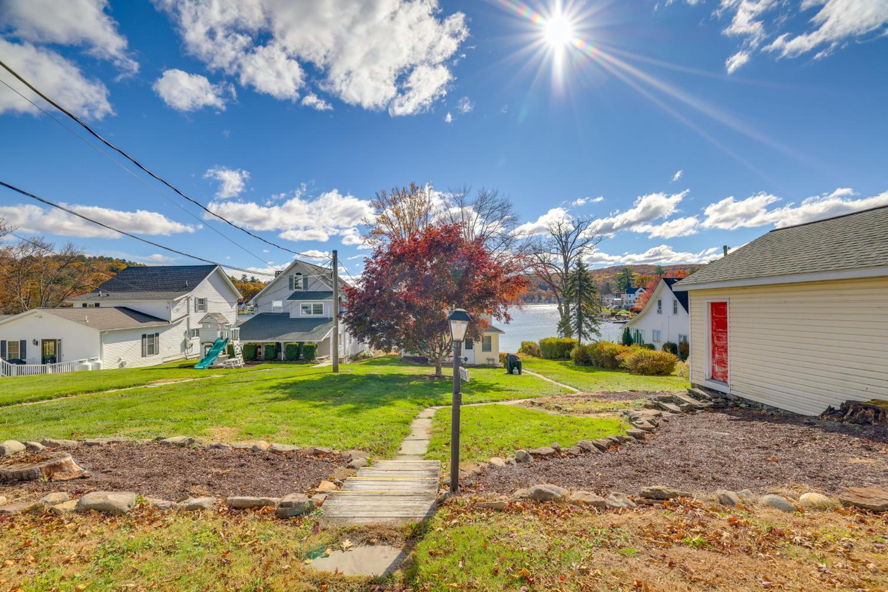 All-Season Getaway on Lake Winola Dock and Sunroom!