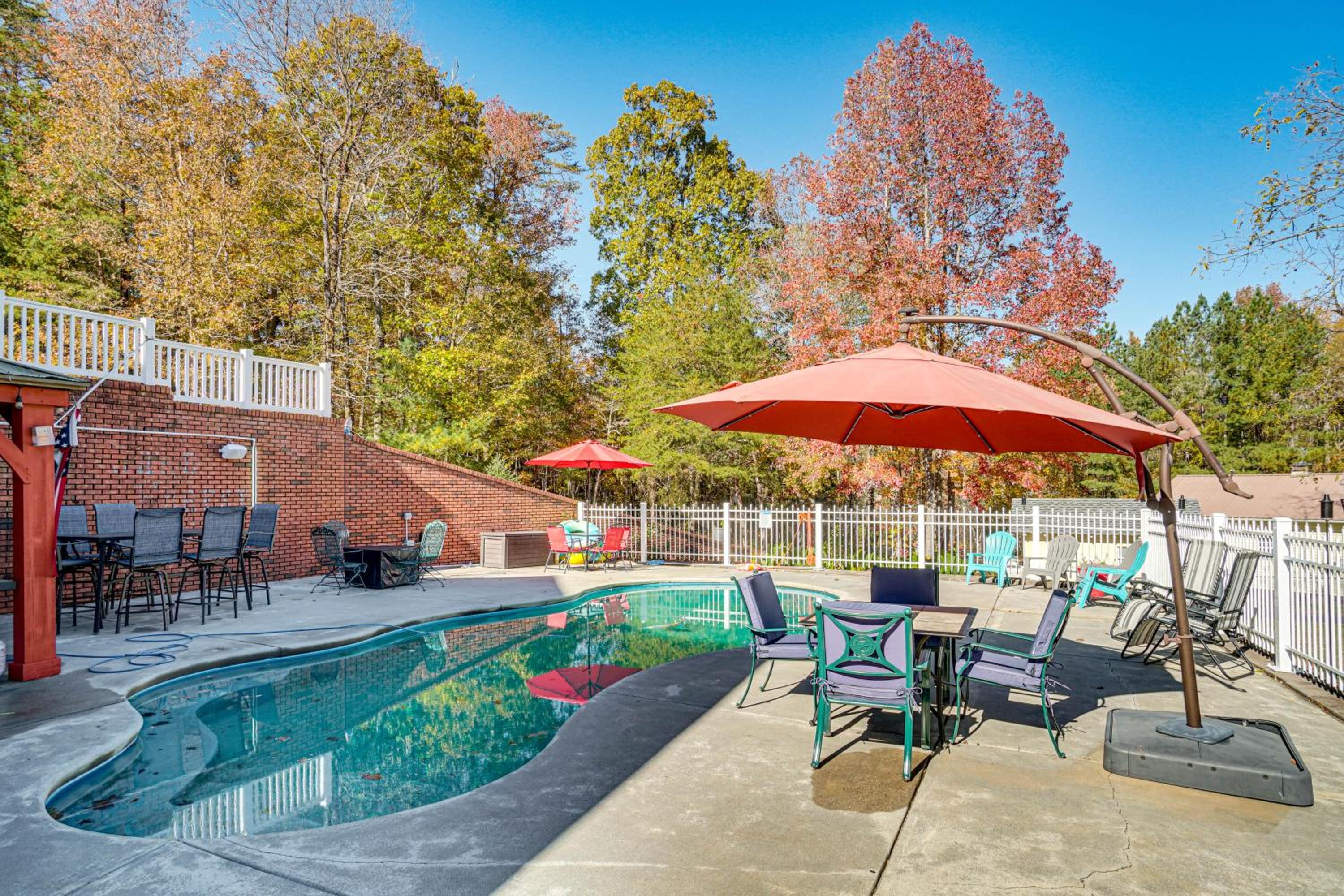 13 Mi to Helen Group Getaway with Private Hot Tub