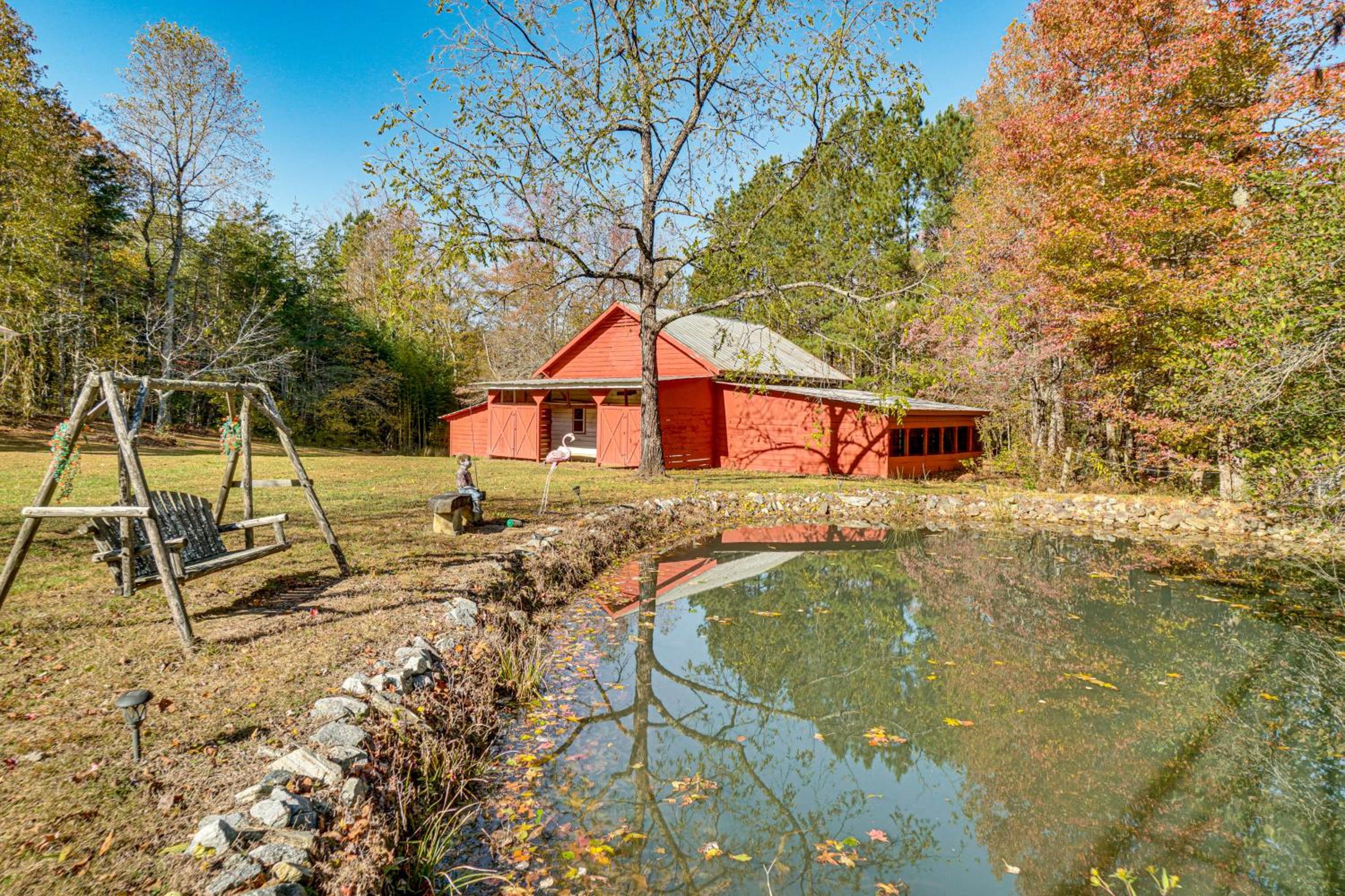 13 Mi to Helen Group Getaway with Private Hot Tub