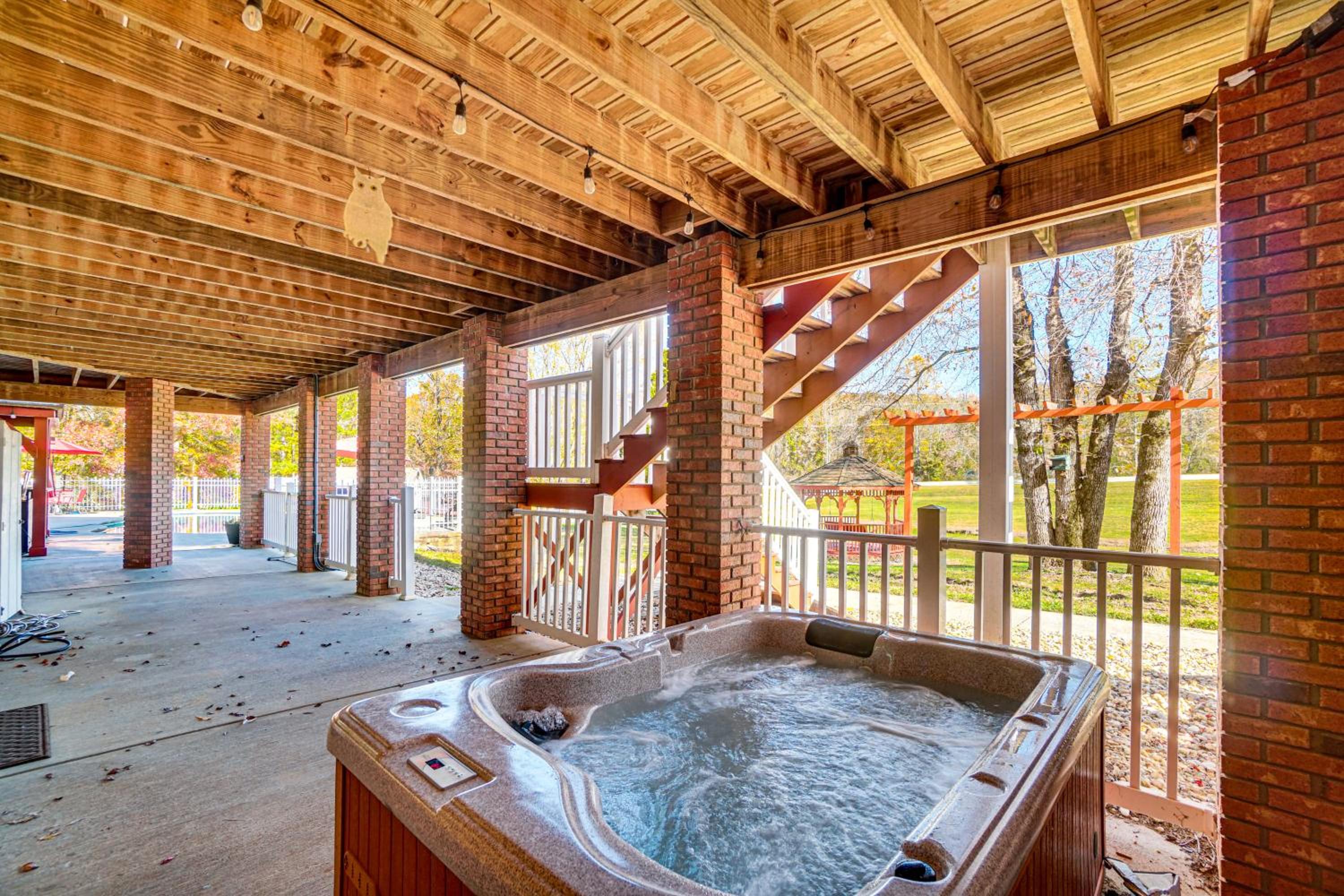 13 Mi to Helen Group Getaway with Private Hot Tub