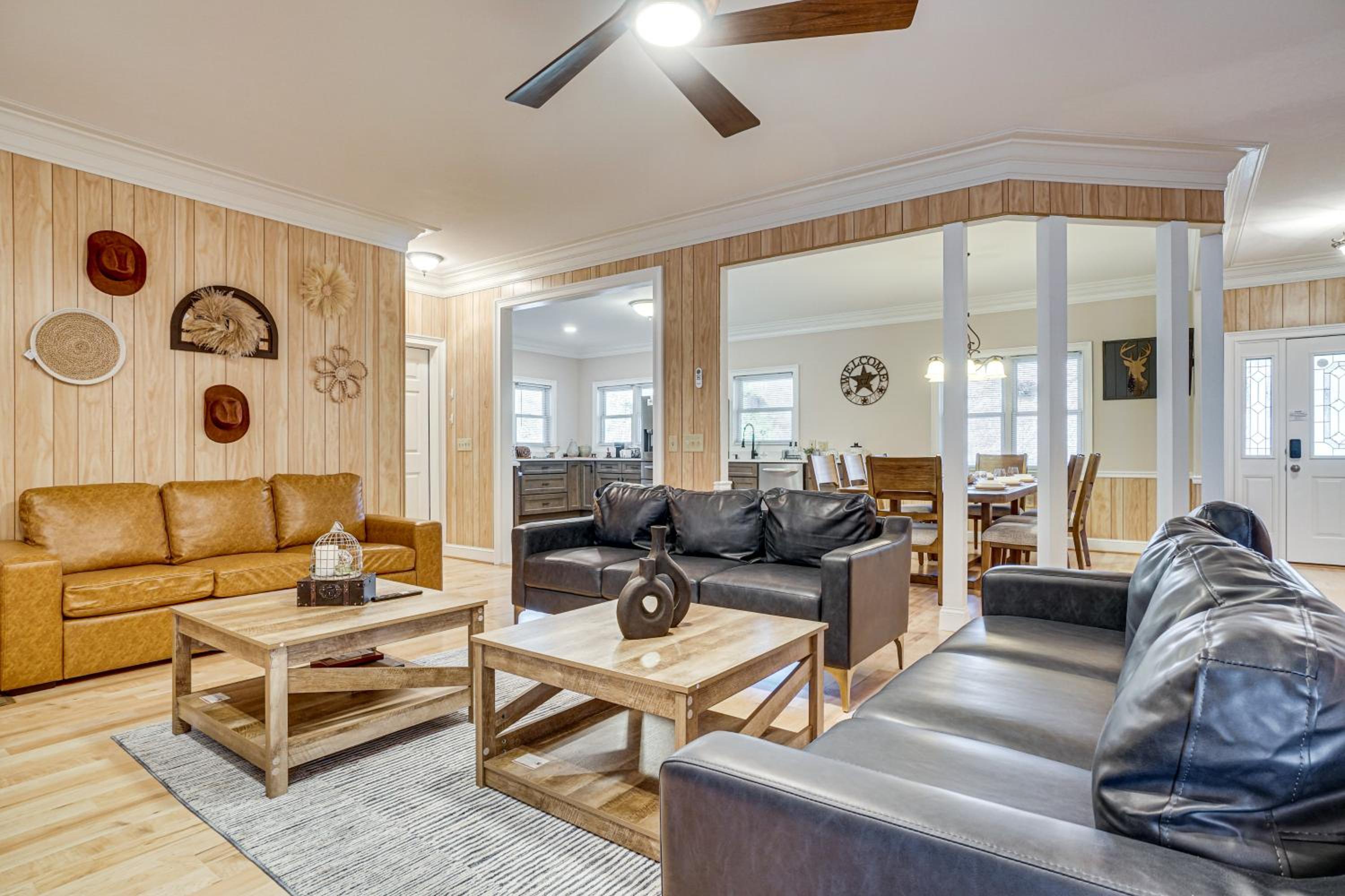 13 Mi to Helen Group Getaway with Private Hot Tub