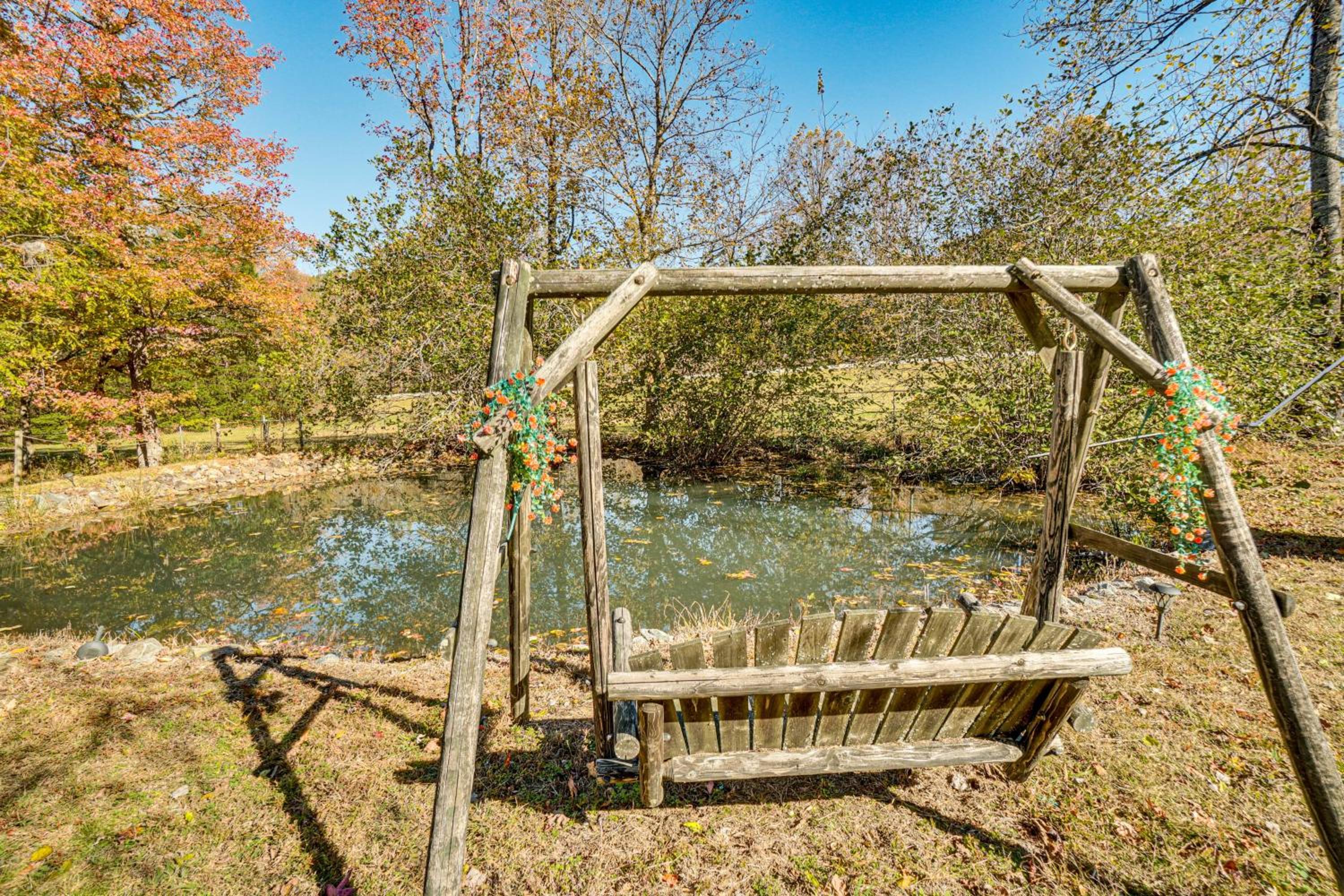 13 Mi to Helen Group Getaway with Private Hot Tub