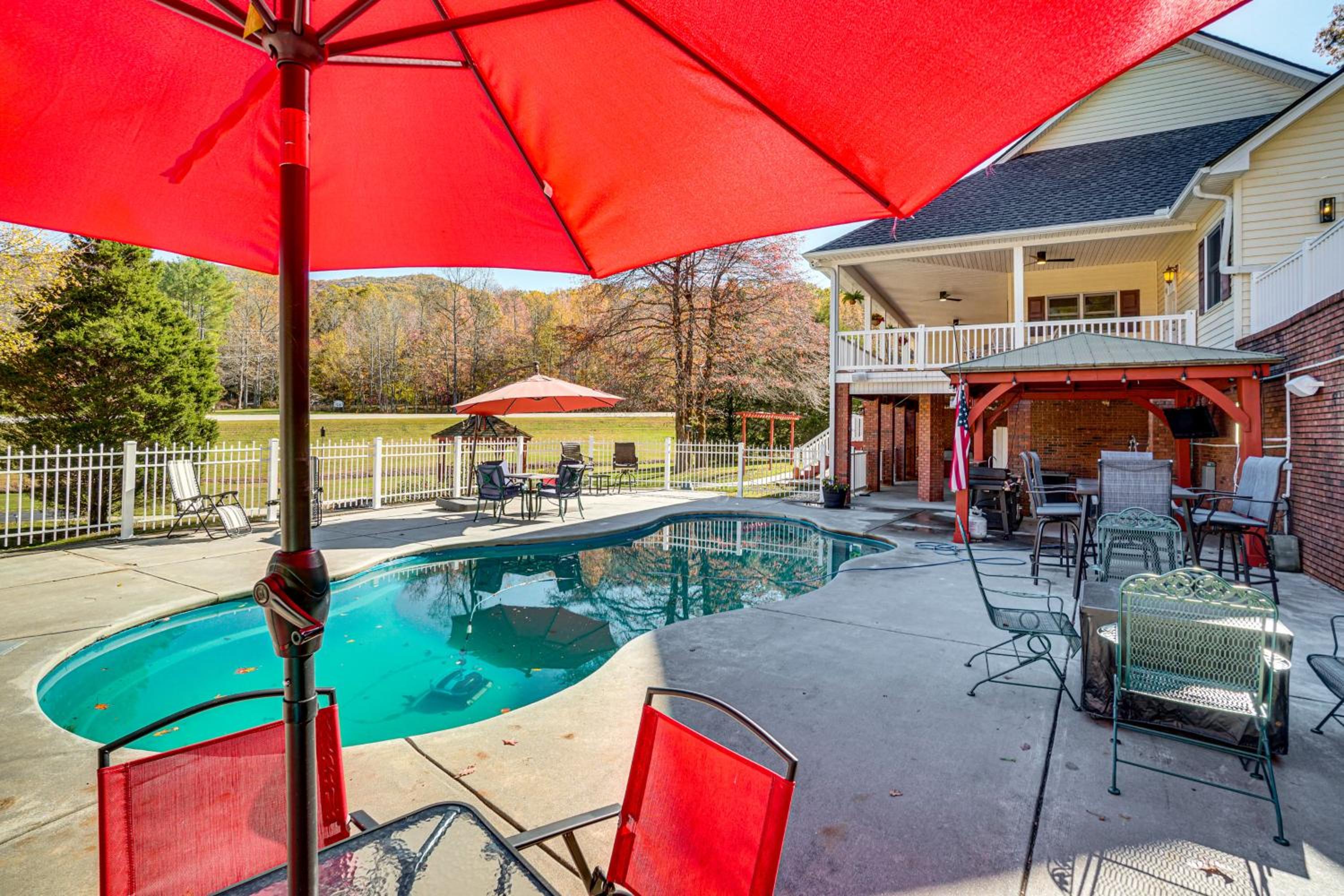 13 Mi to Helen Group Getaway with Private Hot Tub