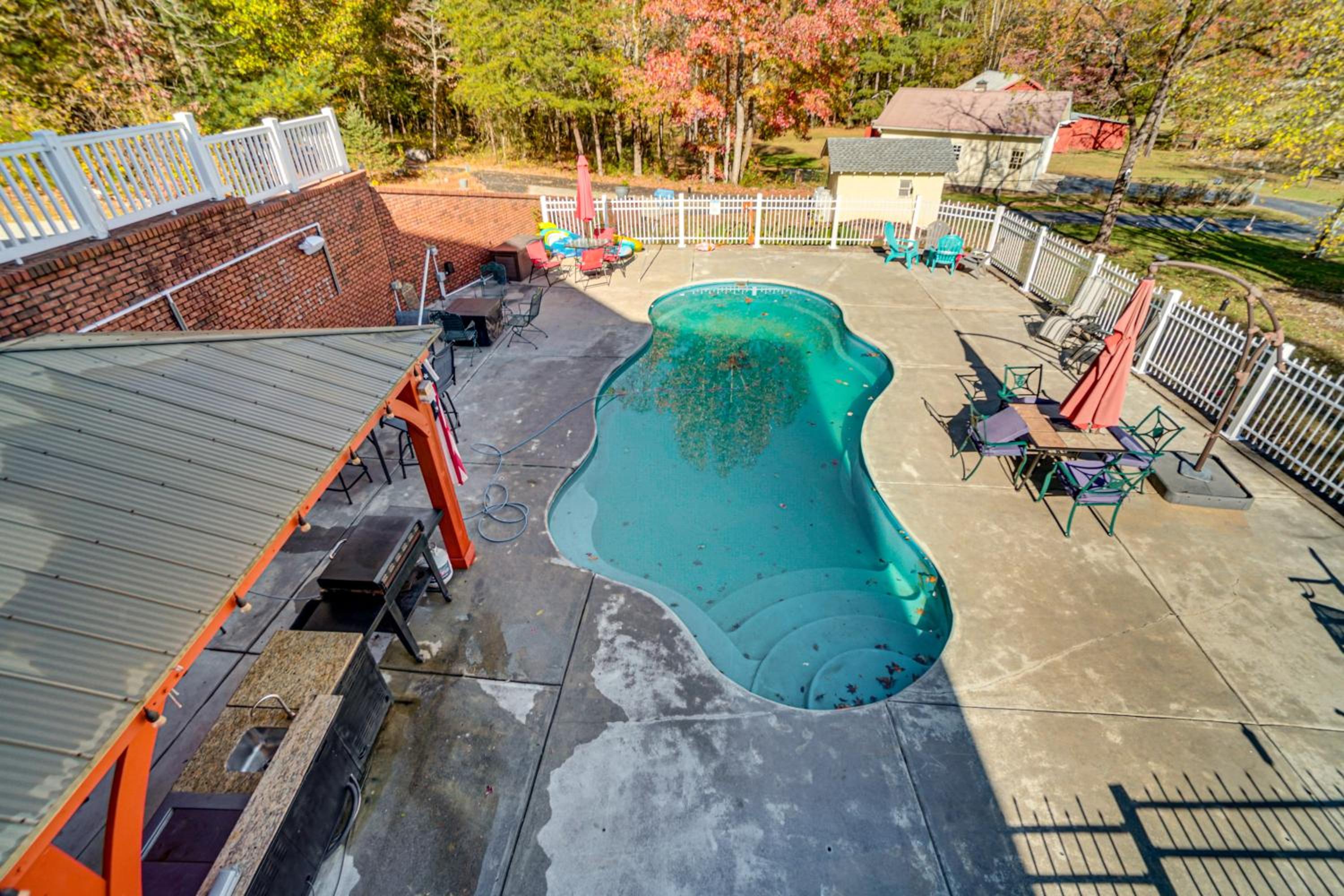 13 Mi to Helen Group Getaway with Private Hot Tub