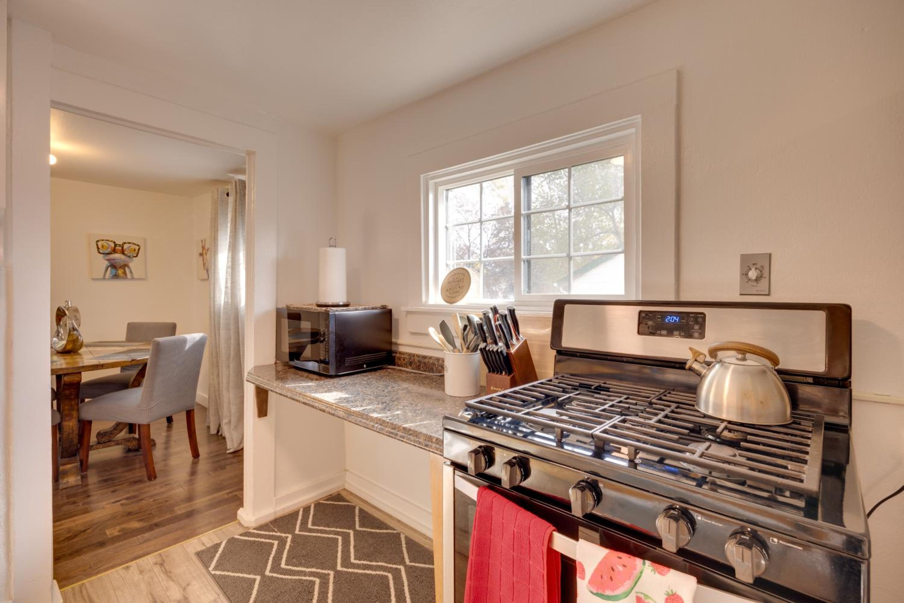 2 Mi to Dtwn Colorado Springs Gem with Hot Tub!