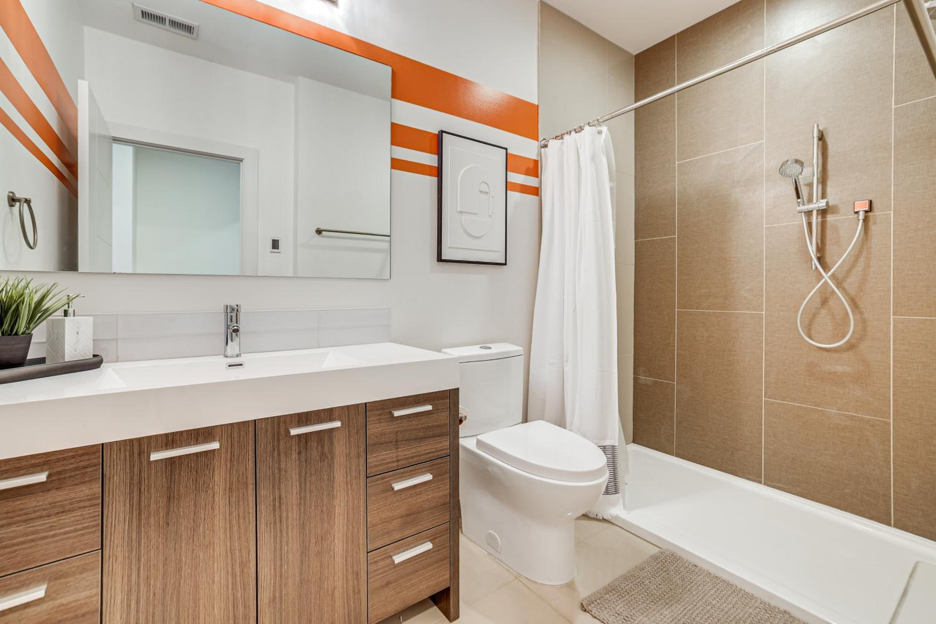 4 Mi to Dtwn Greenville Group-Ready Home with Yard