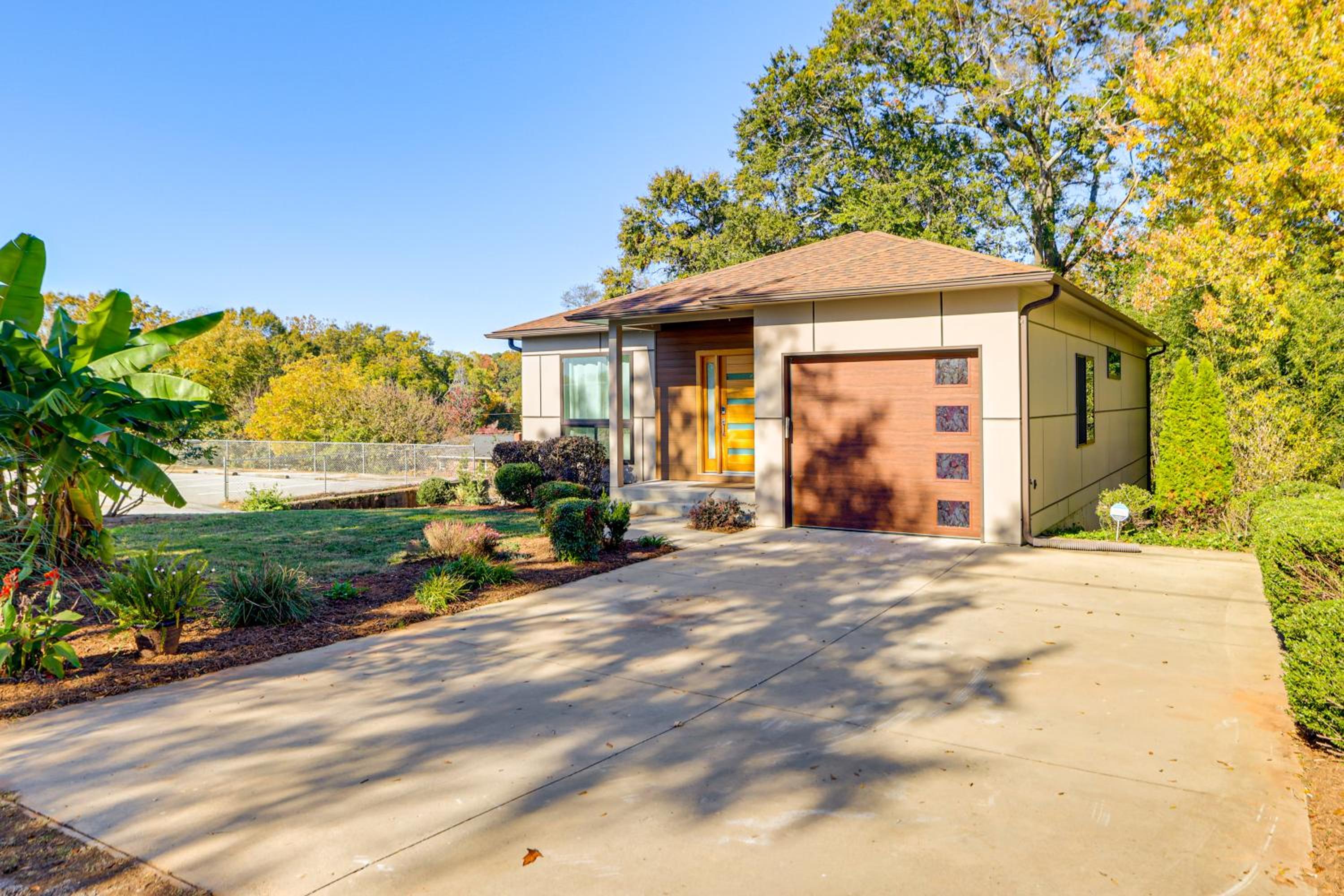 4 Mi to Dtwn Greenville Group-Ready Home with Yard