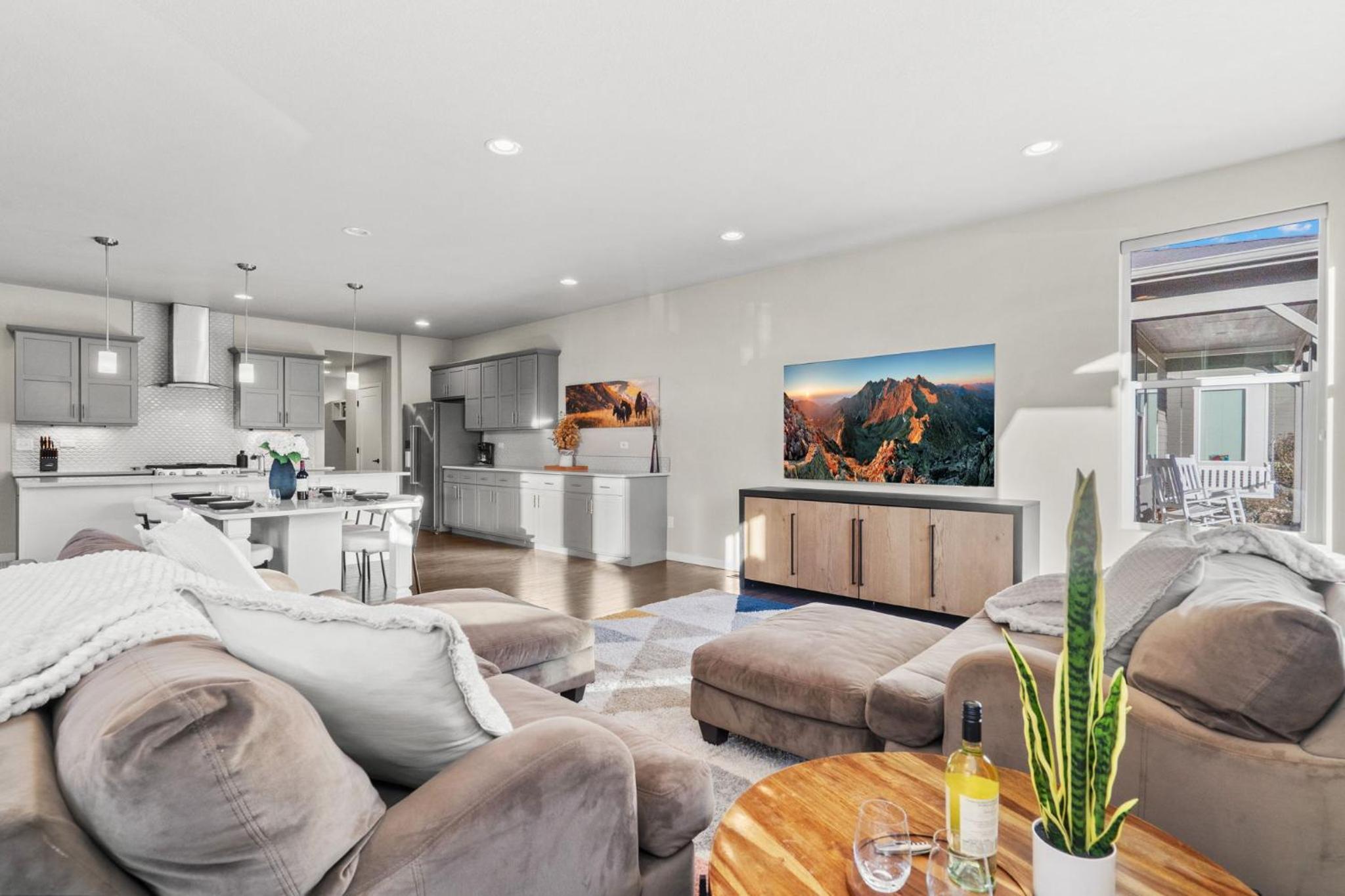 Comet Haus Modern 3BR with Office and King Beds