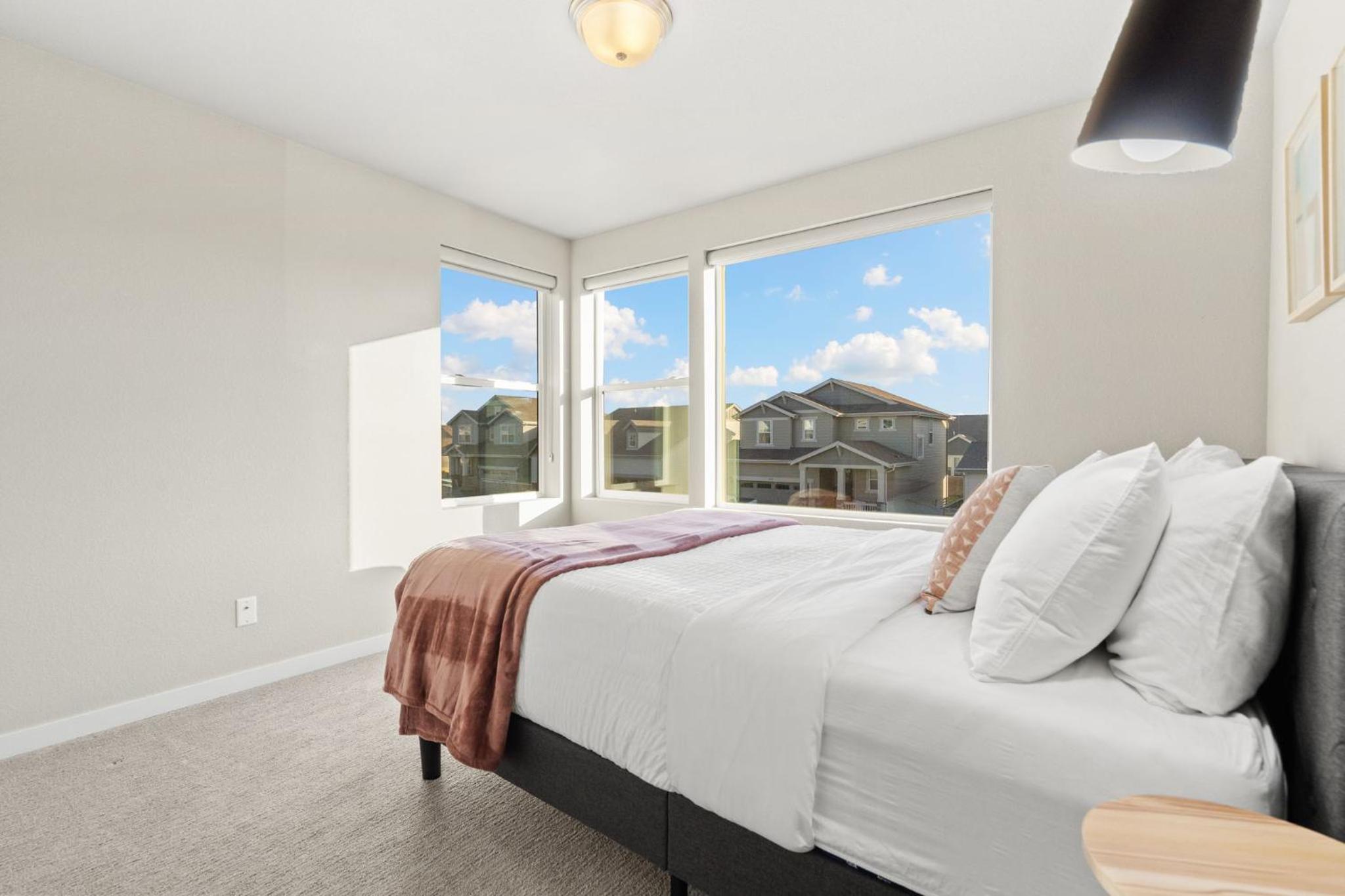 Comet Haus Modern 3BR with Office and King Beds