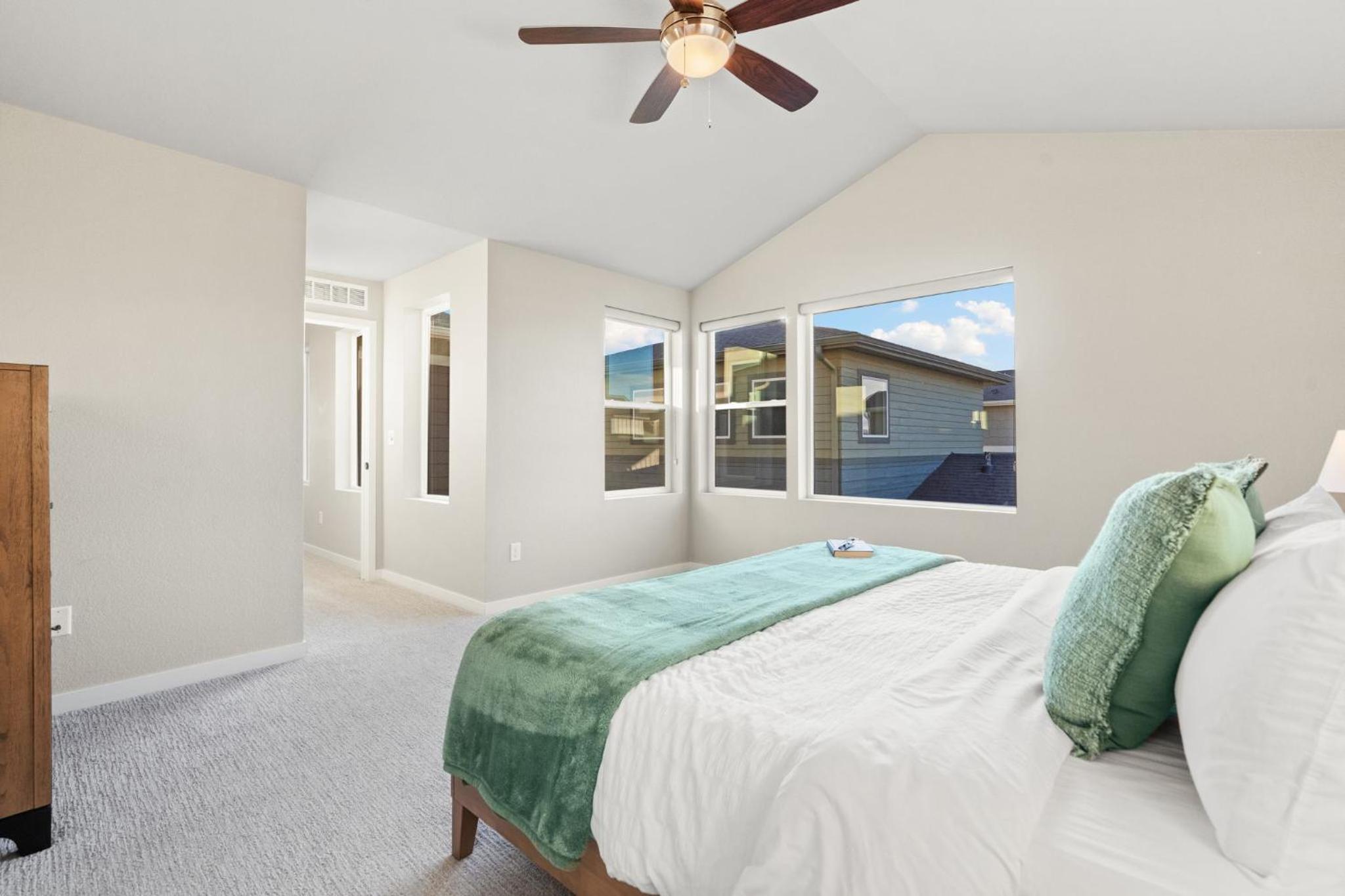 Comet Haus Modern 3BR with Office and King Beds