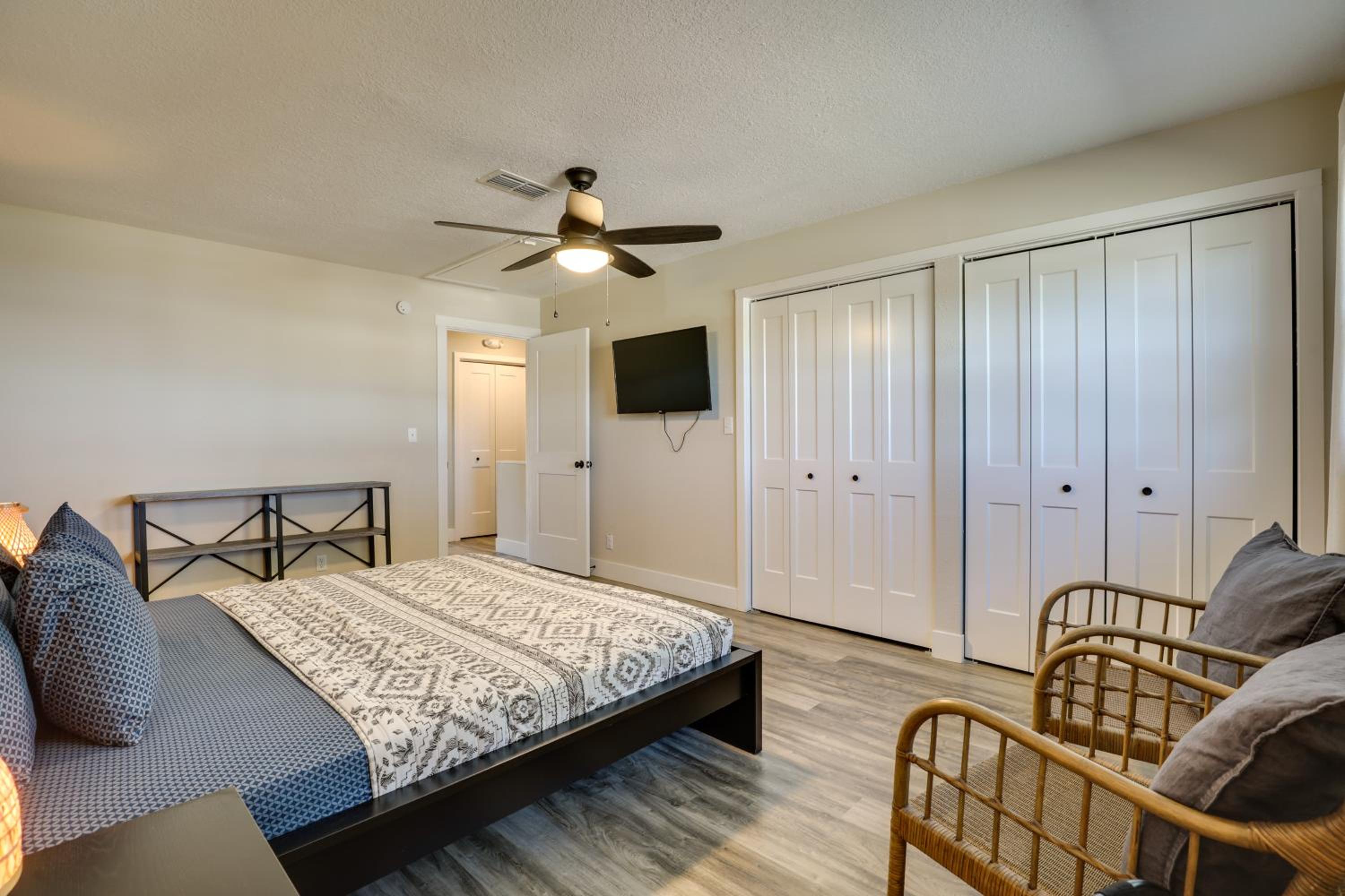 Prime Spot Near Dtwn! Modern Anastasia Island Home