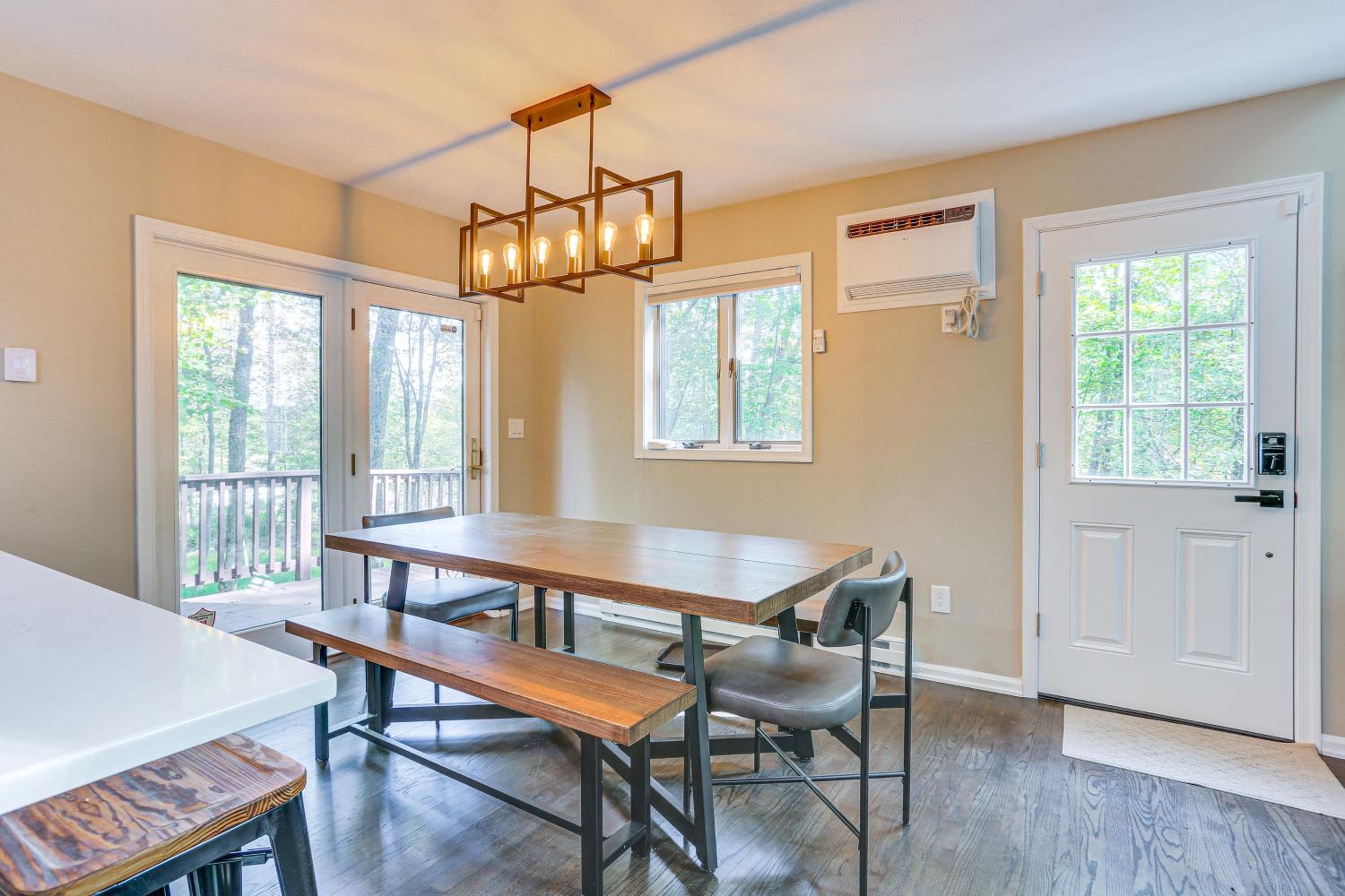 6 Mi to Bushkill Falls Secluded Home with Game Room