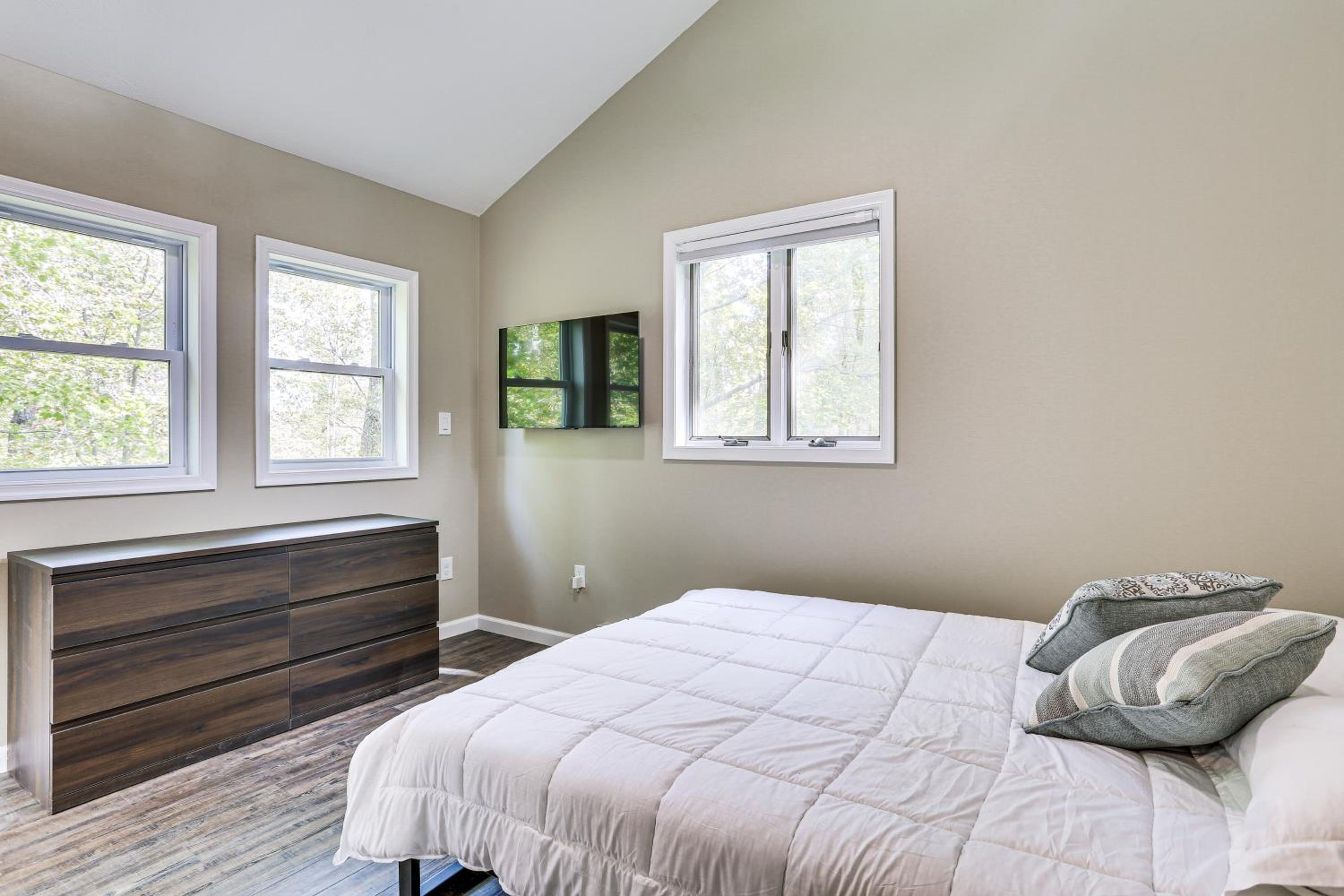6 Mi to Bushkill Falls Secluded Home with Game Room