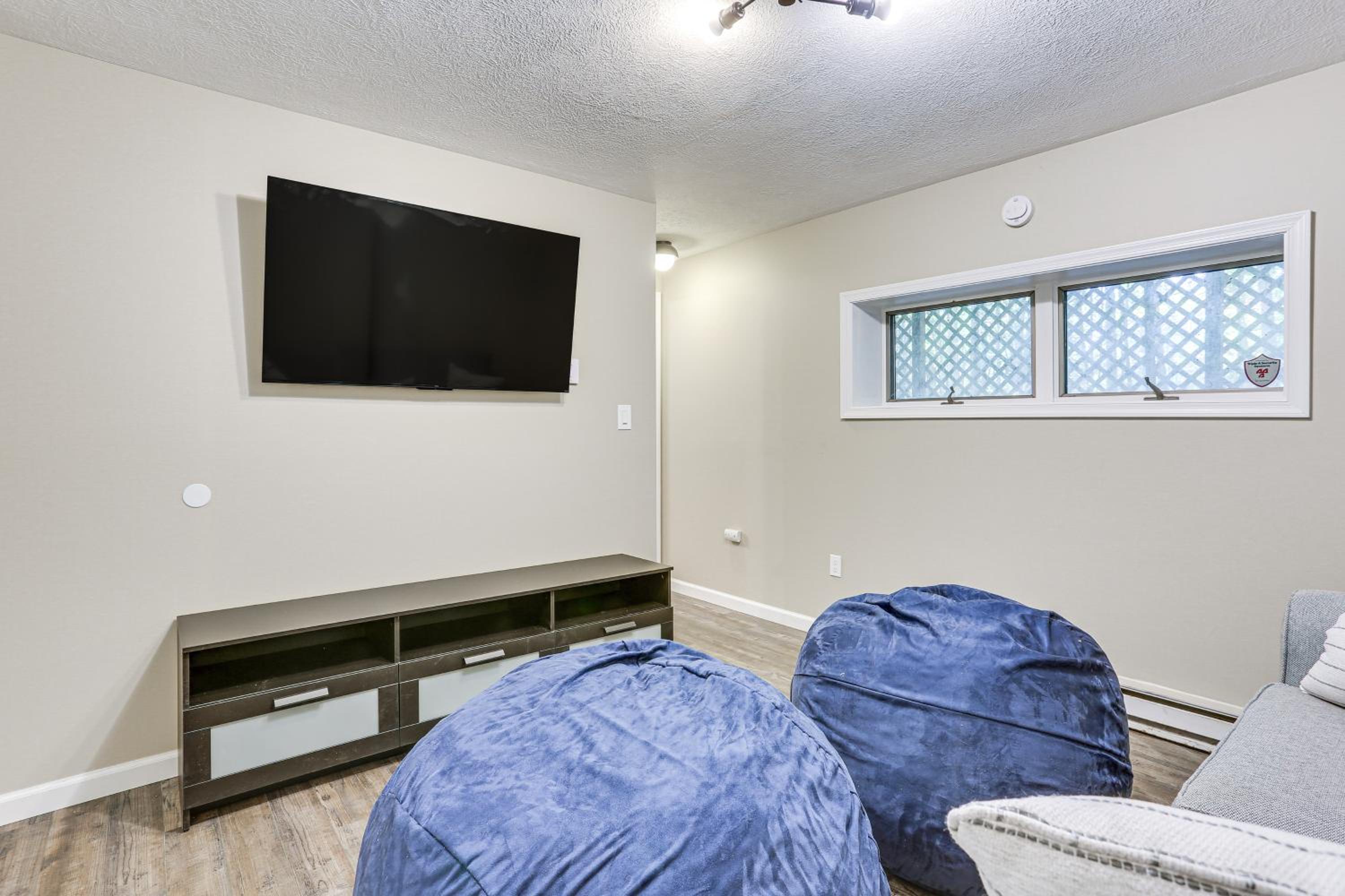 6 Mi to Bushkill Falls Secluded Home with Game Room