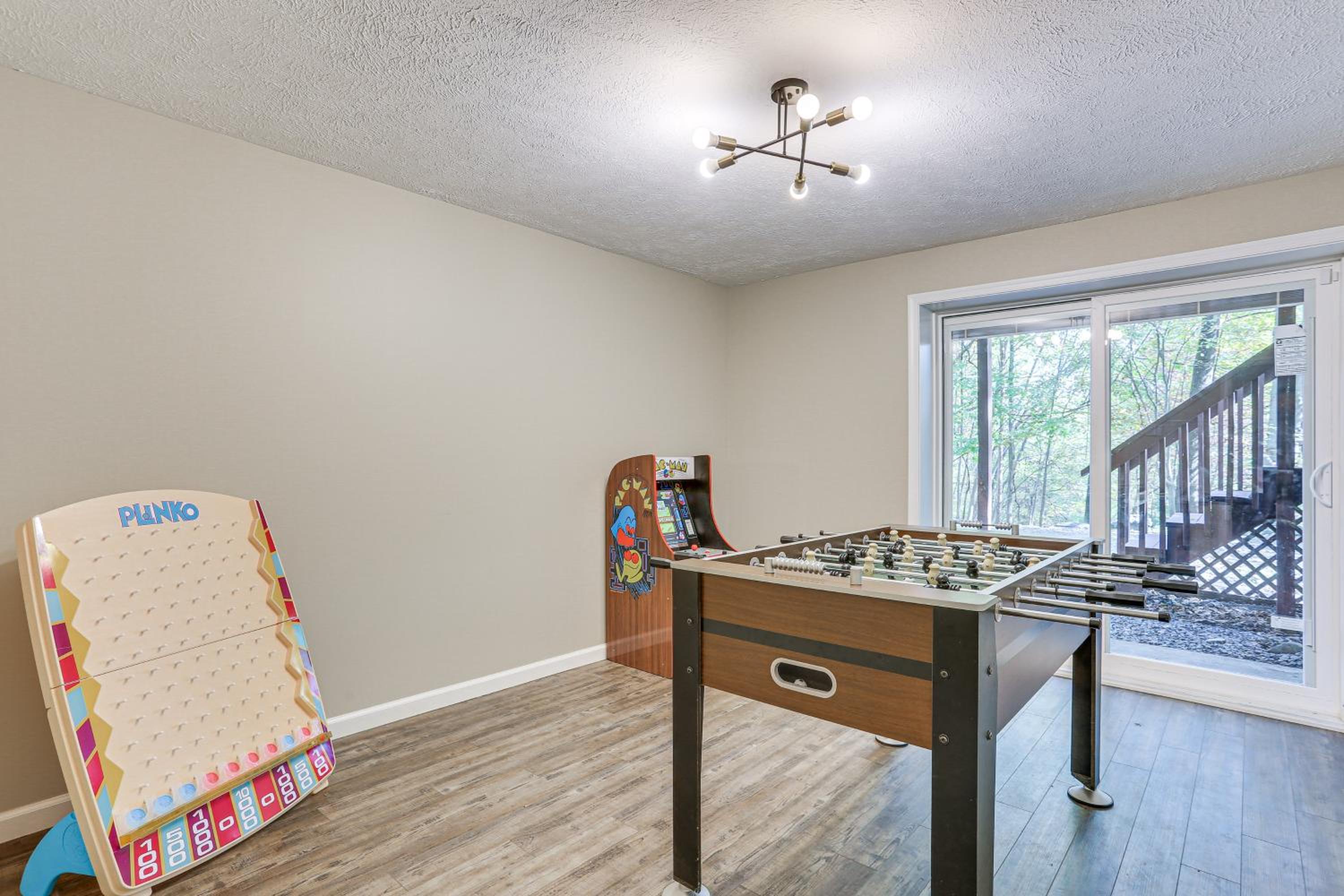 6 Mi to Bushkill Falls Secluded Home with Game Room