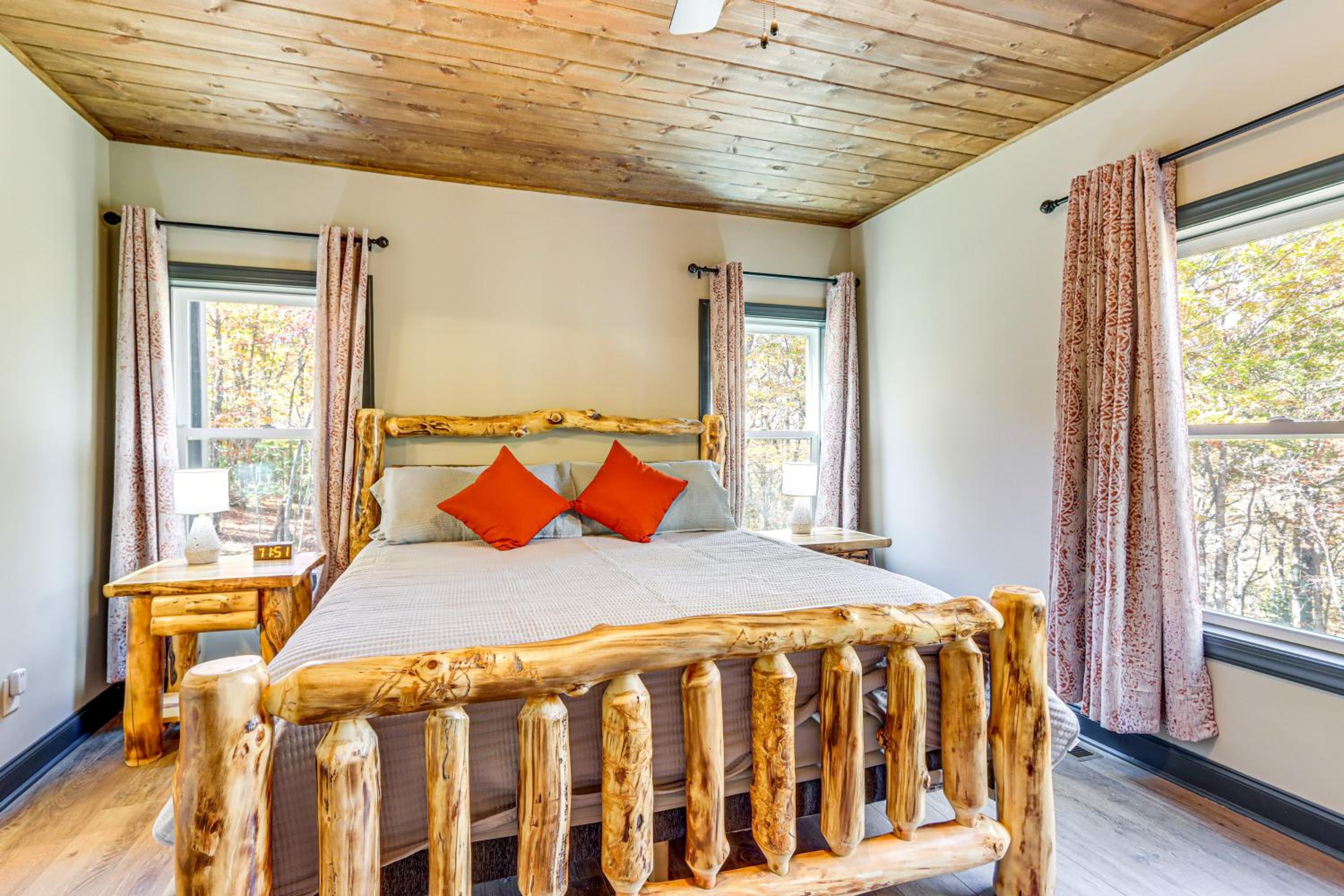 New Build! Secluded Mountain Home in Murphy