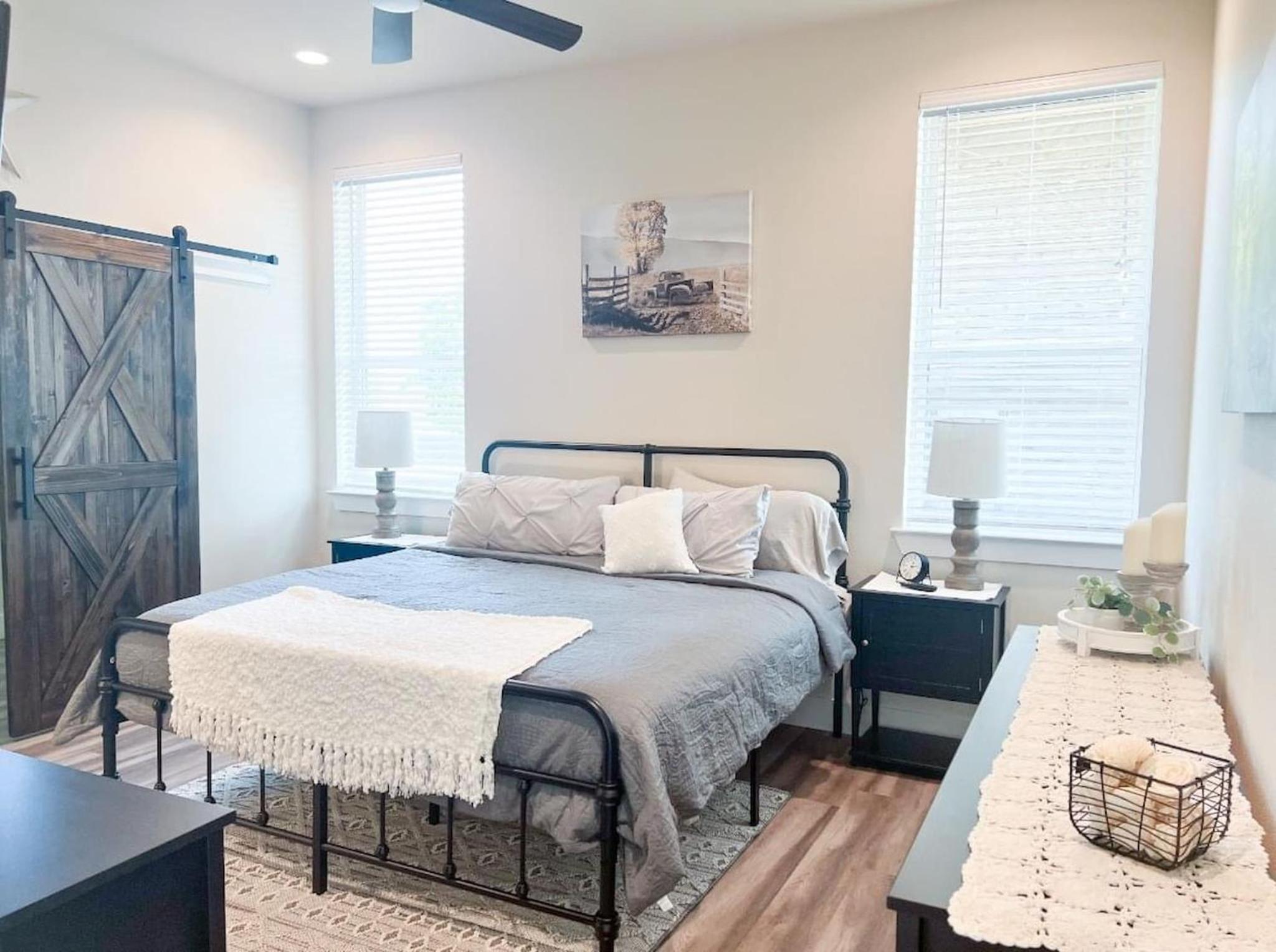 Riverside Luxury A/B, Sleeps 12!