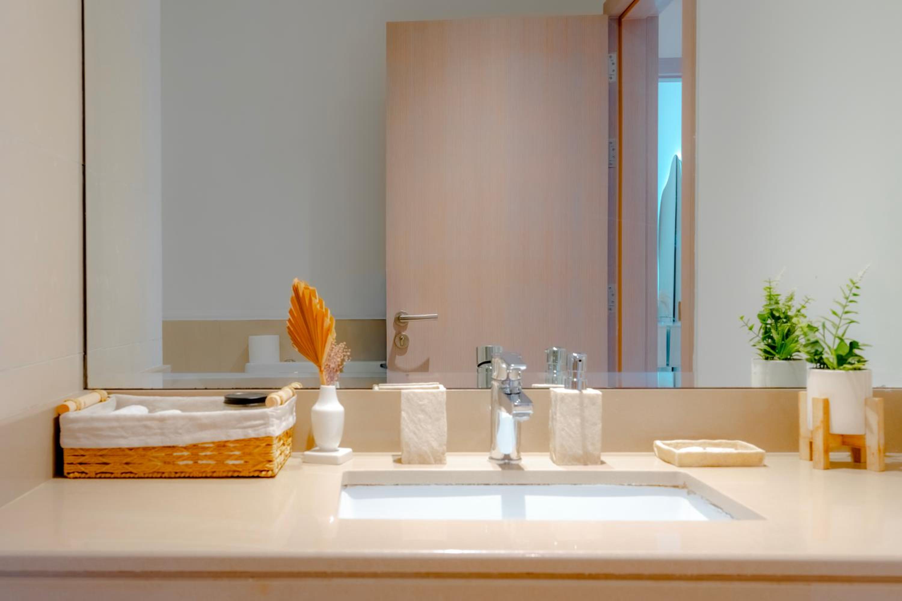 Modern 1-Bed Apartment with Balcony & Free Parking l Near Yas Mall & F1 Yas Island & Sea world