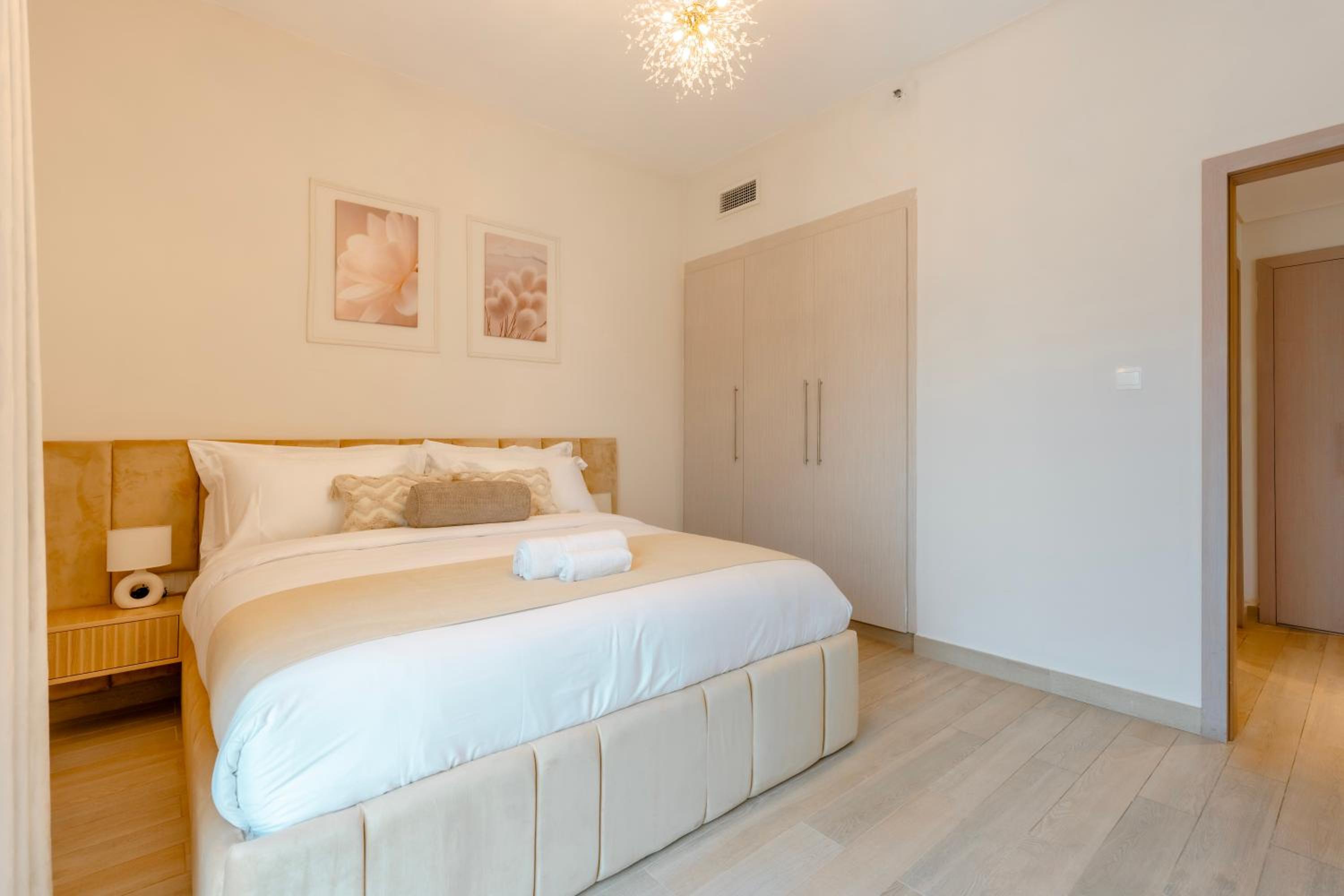 Modern 1-Bed Apartment with Balcony & Free Parking l Near Yas Mall & F1 Yas Island & Sea world