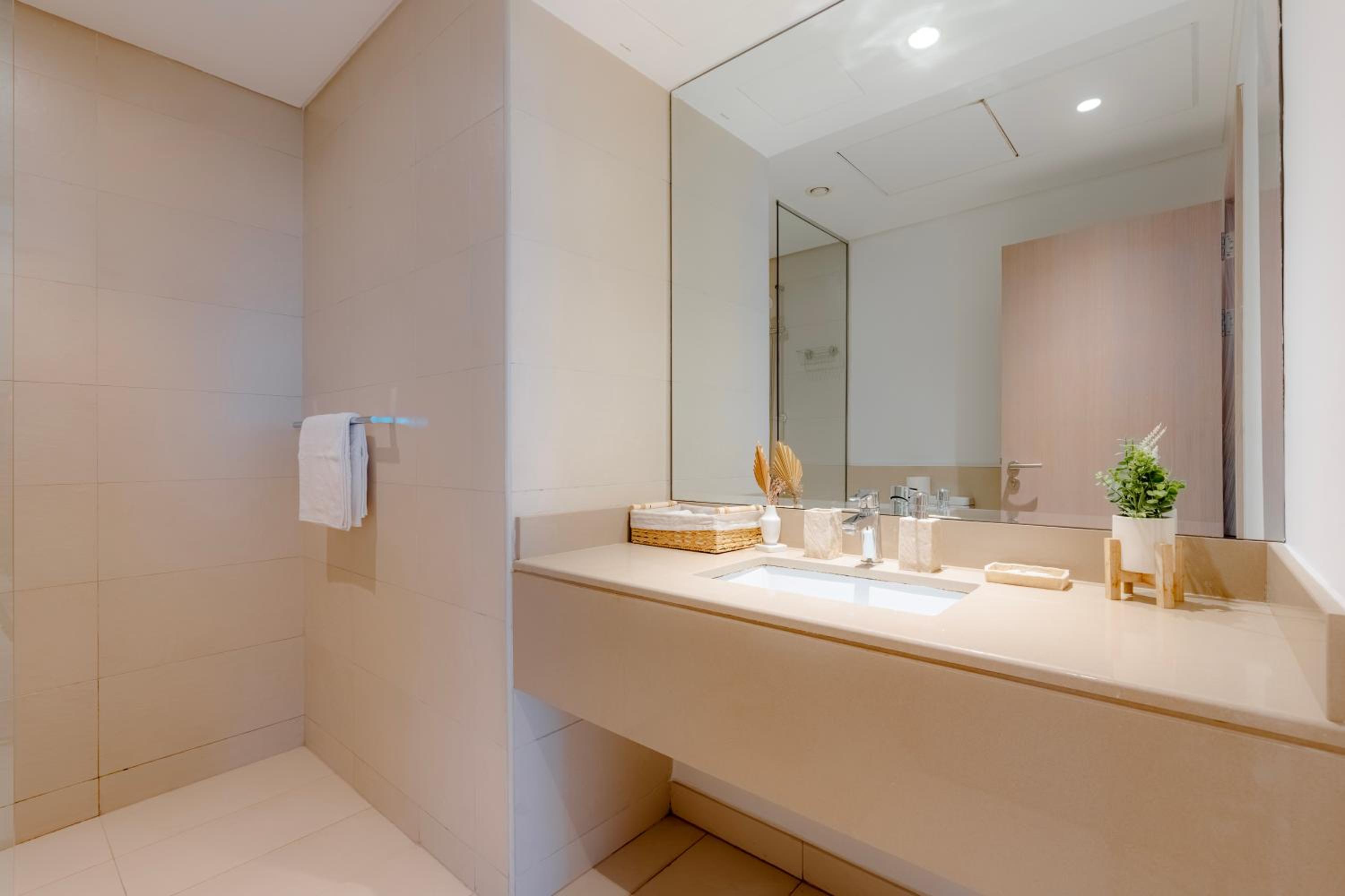 Modern 1-Bed Apartment with Balcony & Free Parking l Near Yas Mall & F1 Yas Island & Sea world