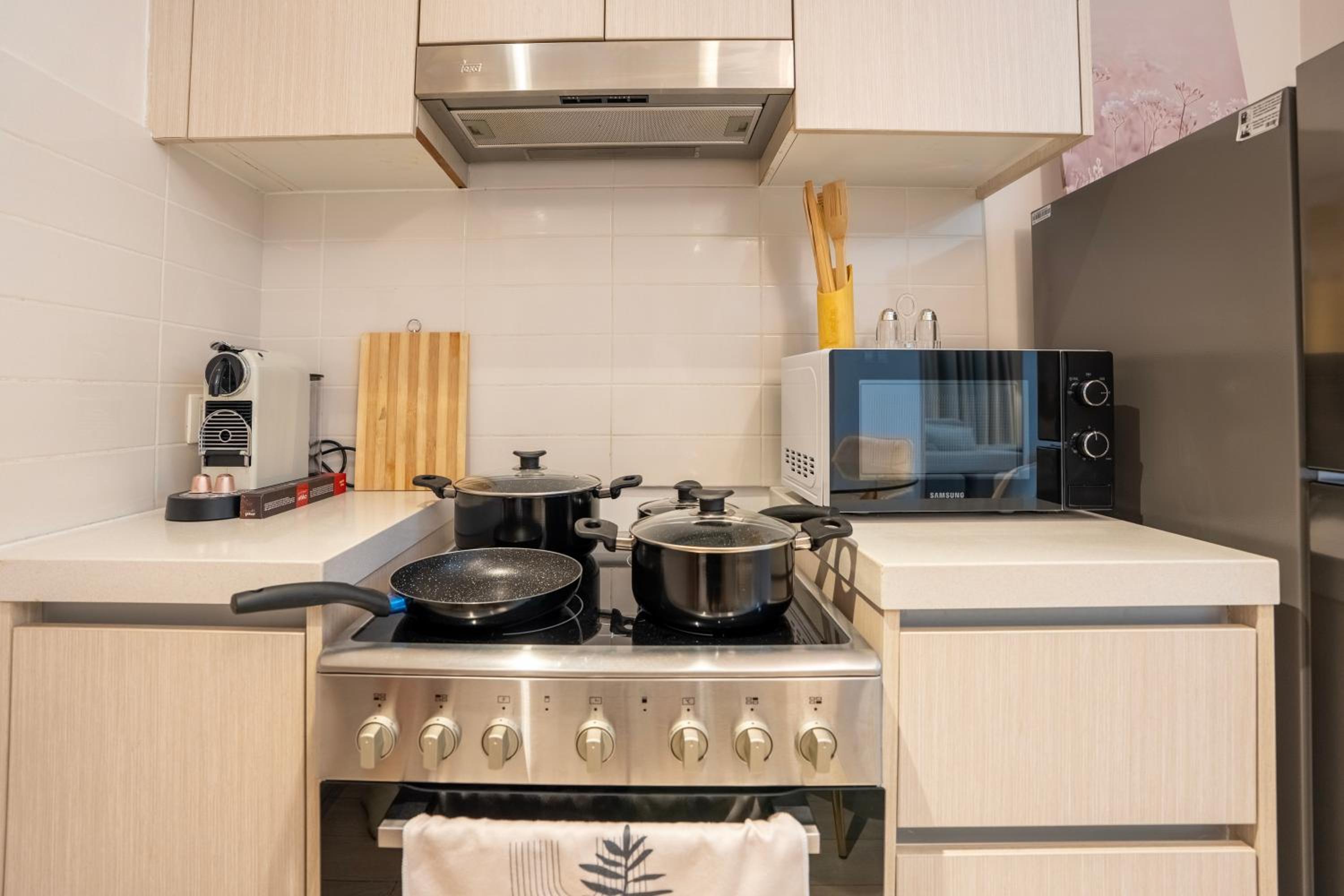 Modern 1-Bed Apartment with Balcony & Free Parking l Near Yas Mall & F1 Yas Island & Sea world