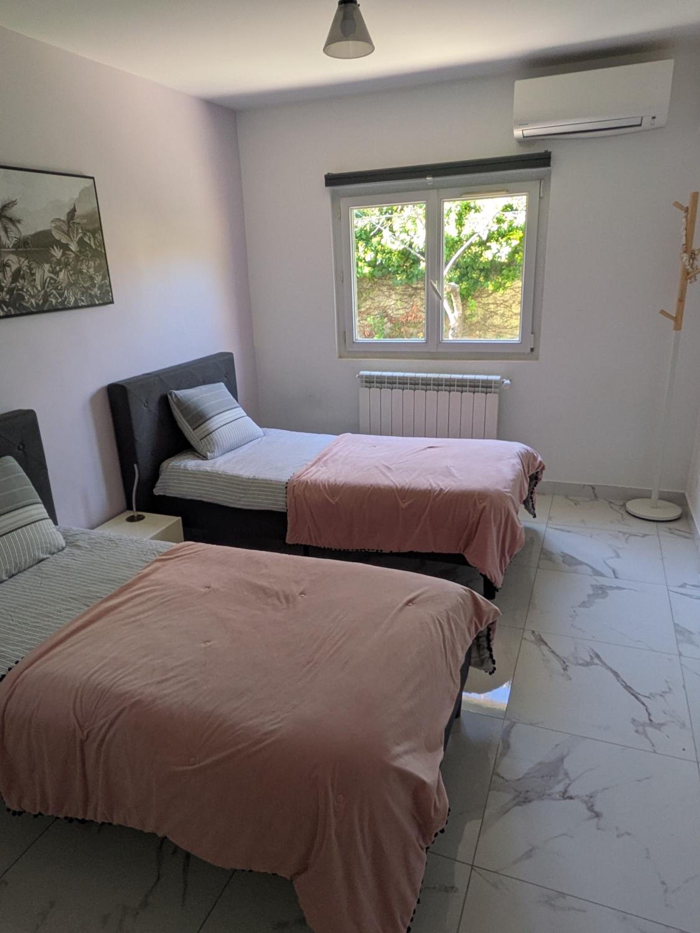 Bas de villa composée d'un 3 pièces et d'un studio avec piscine privée