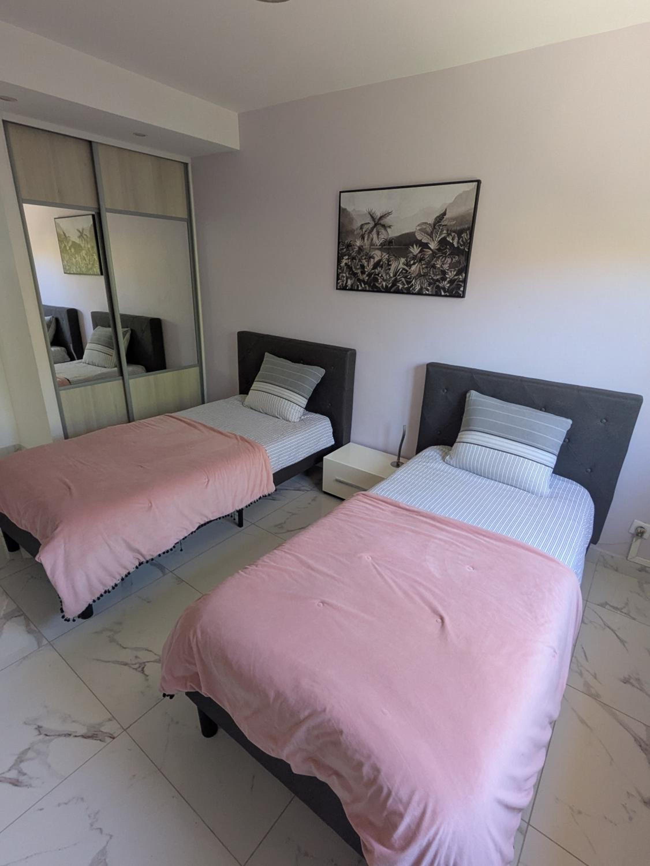 Bas de villa composée d'un 3 pièces et d'un studio avec piscine privée