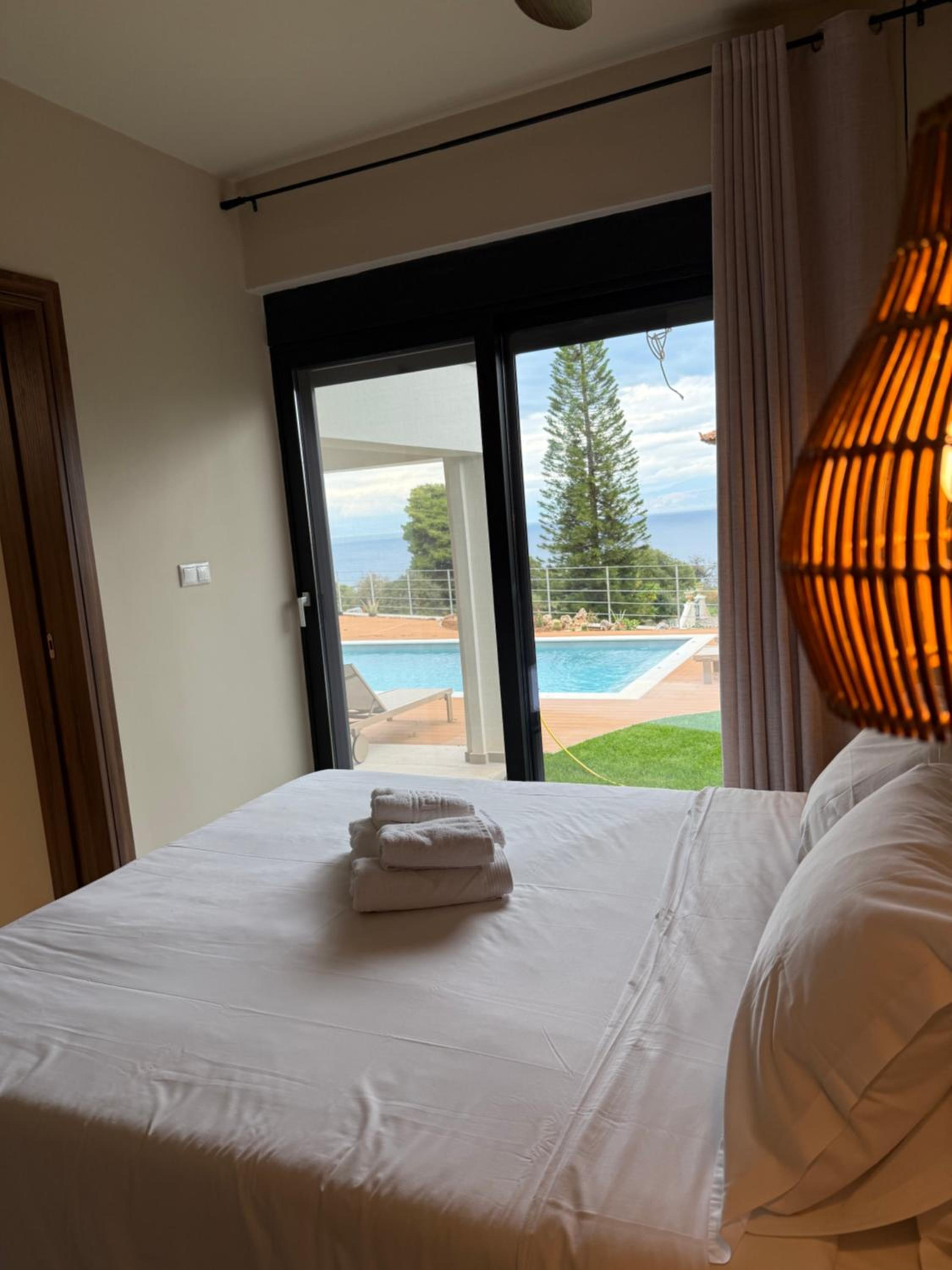 Romantic Pool Suite with Sea View Rastoni