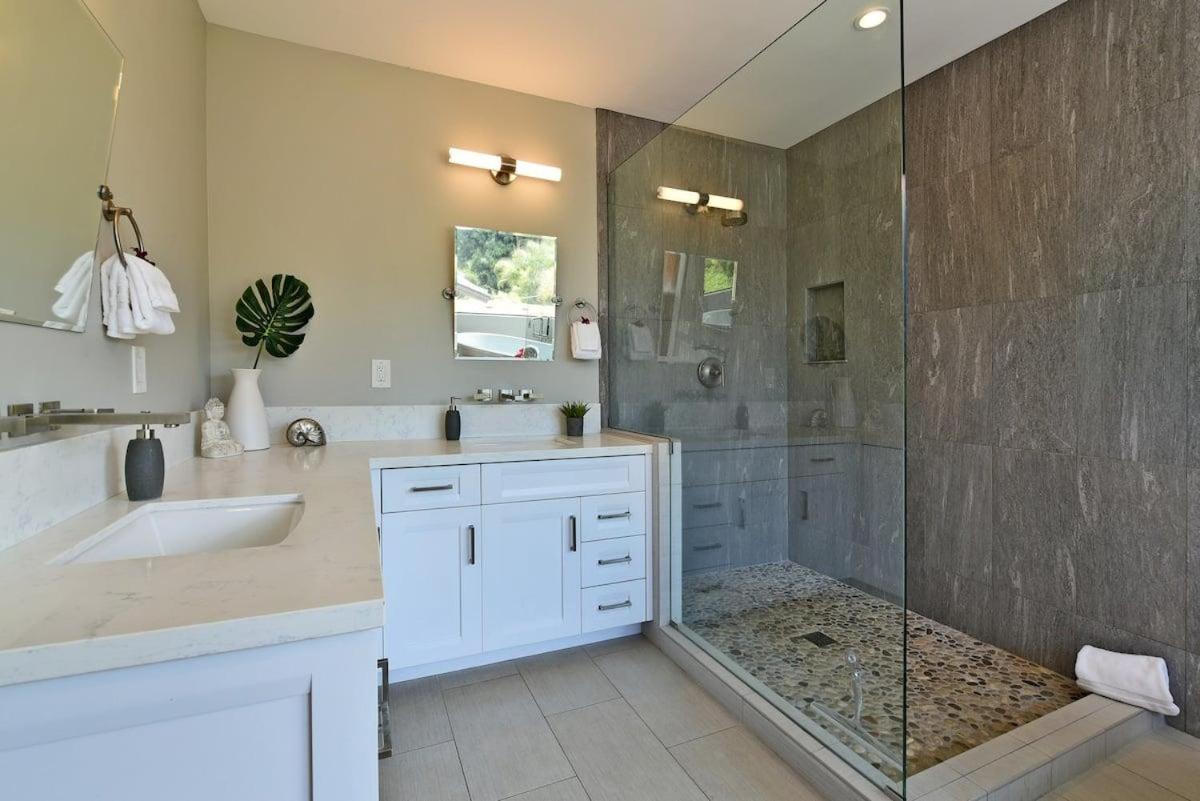 Hale Nui · HALE NUI Luxury Retreat 5BD w Private Pool Hot Tub
