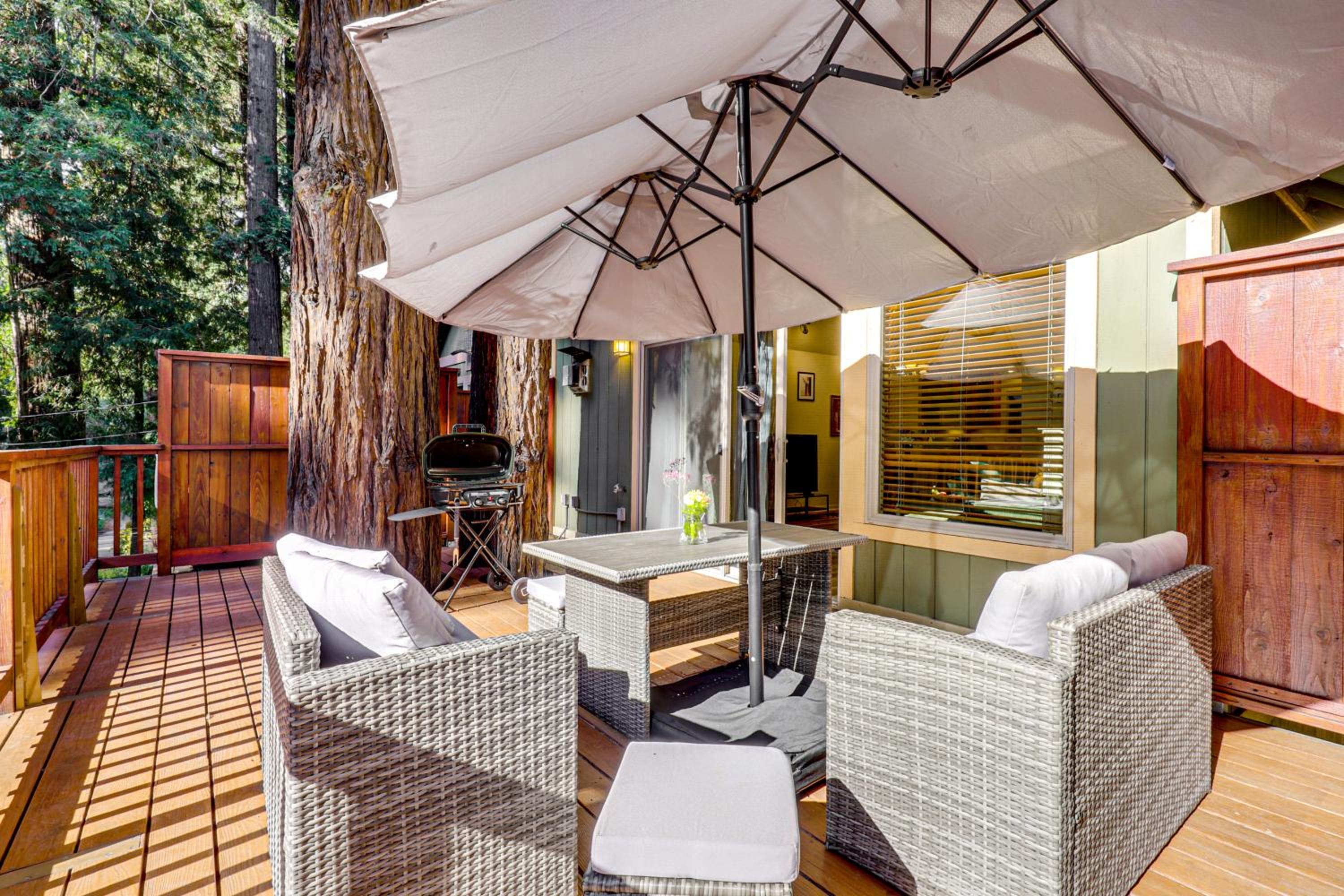 Redwoods Escape with Hot Tub Near Russian River!