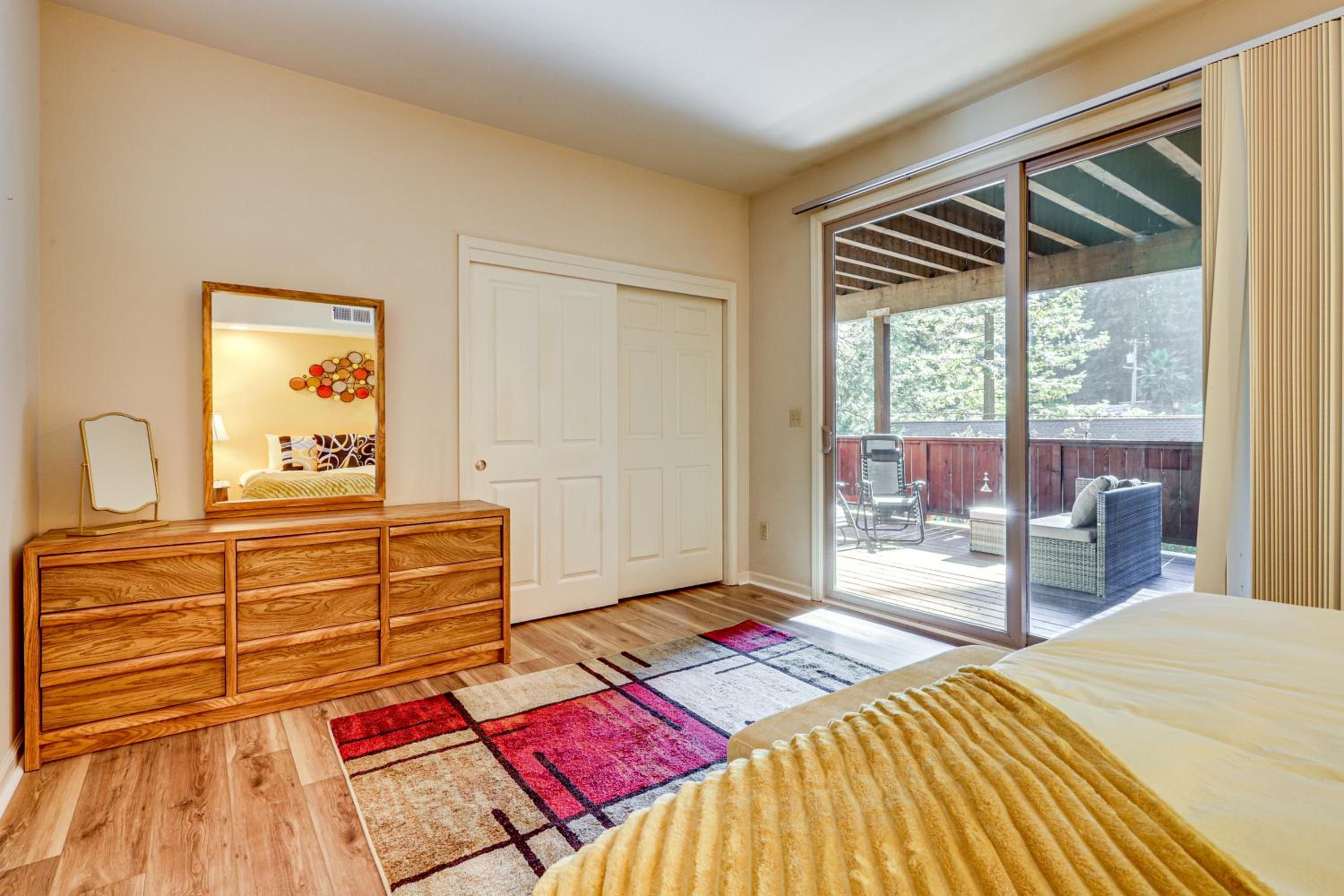 Redwoods Escape with Hot Tub Near Russian River!