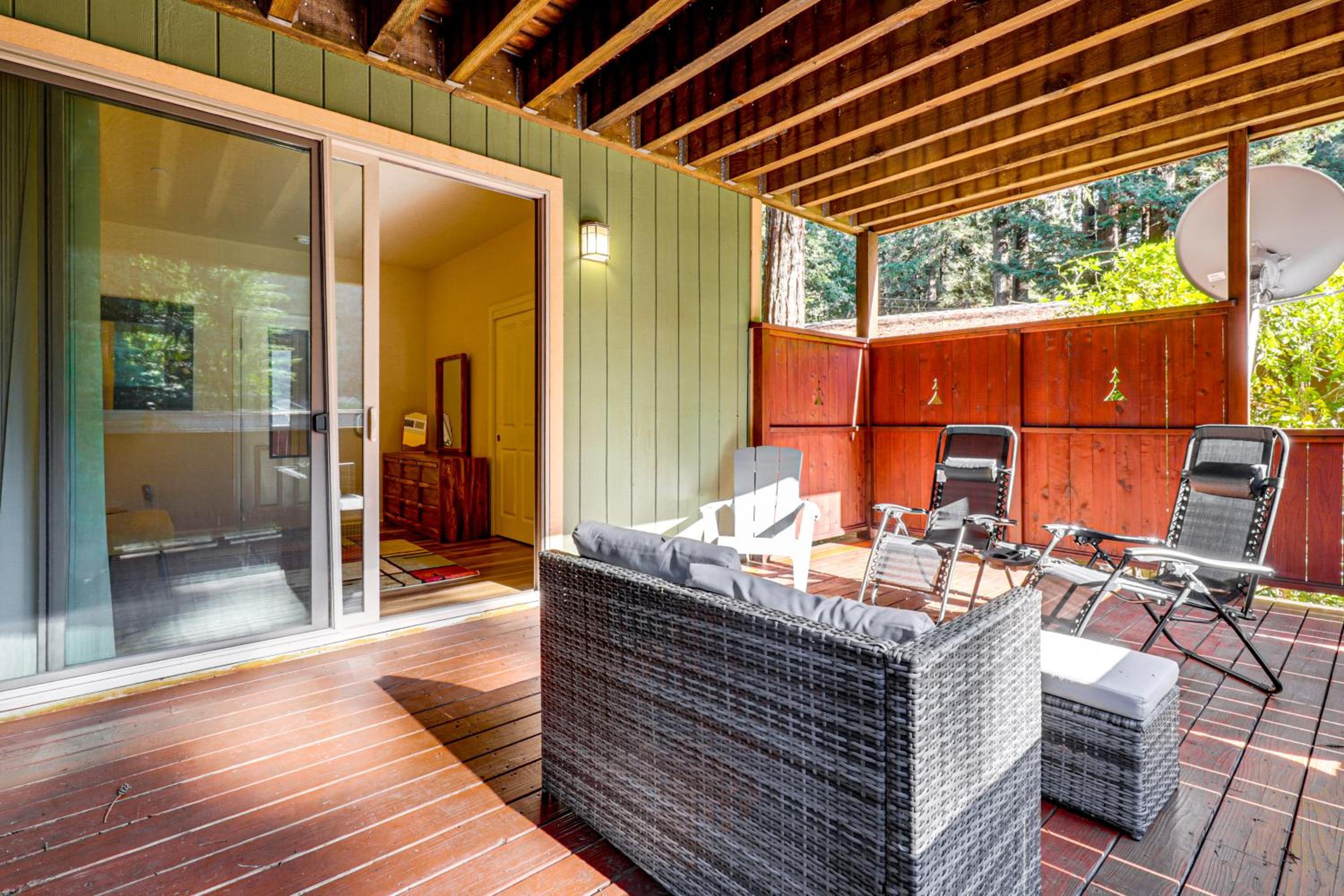 Redwoods Escape with Hot Tub Near Russian River!