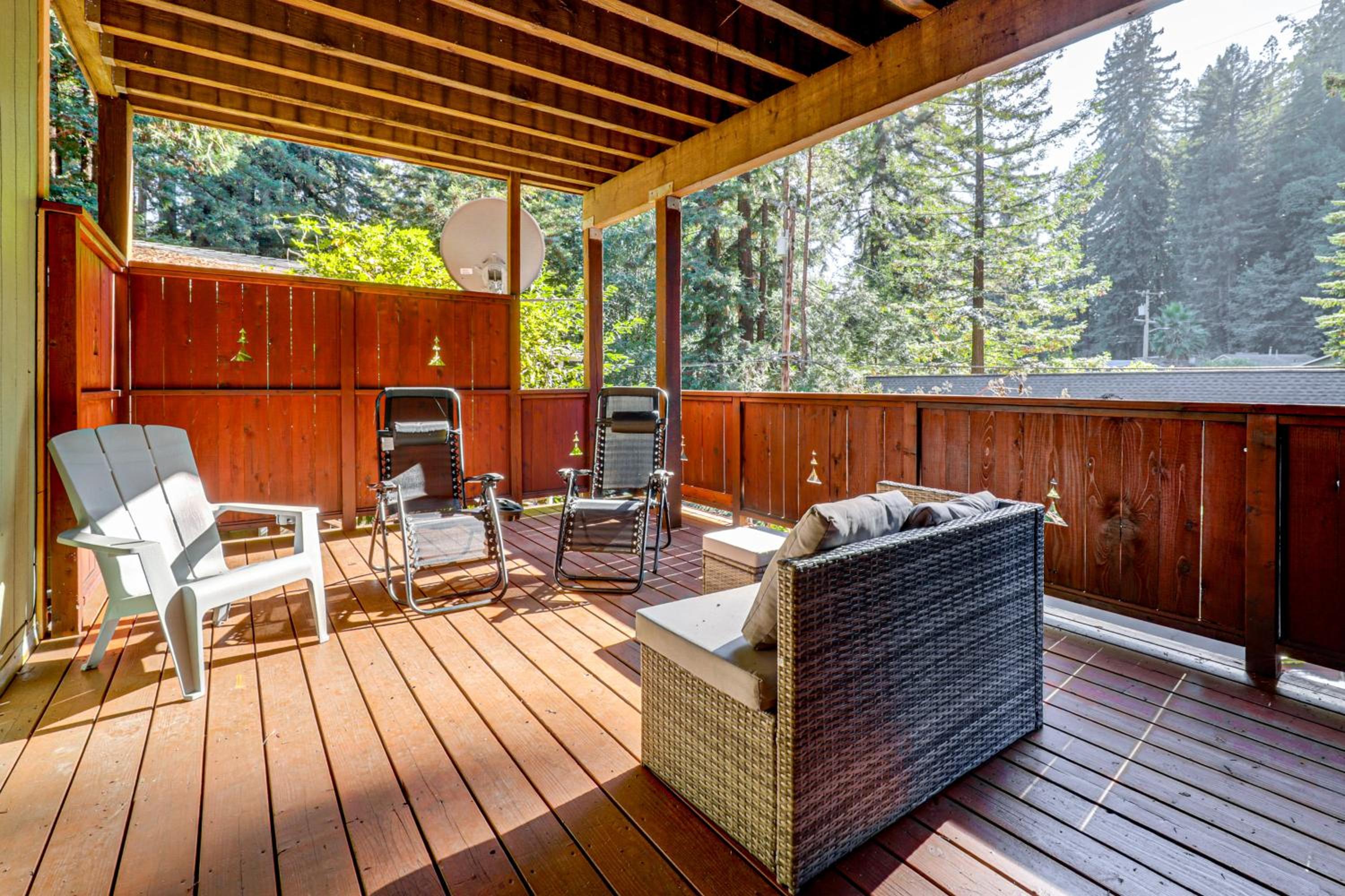 Redwoods Escape with Hot Tub Near Russian River!