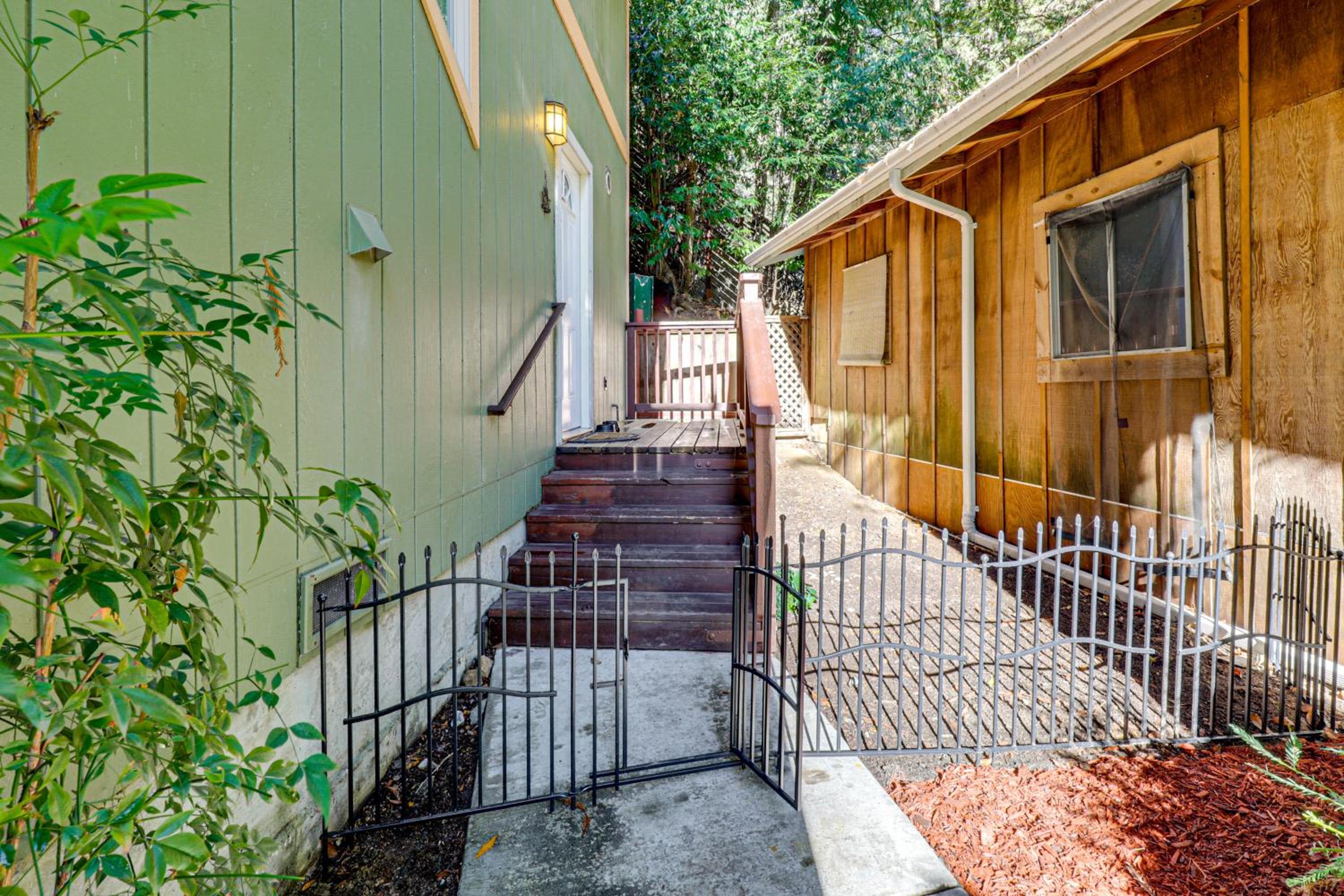 Redwoods Escape with Hot Tub Near Russian River!
