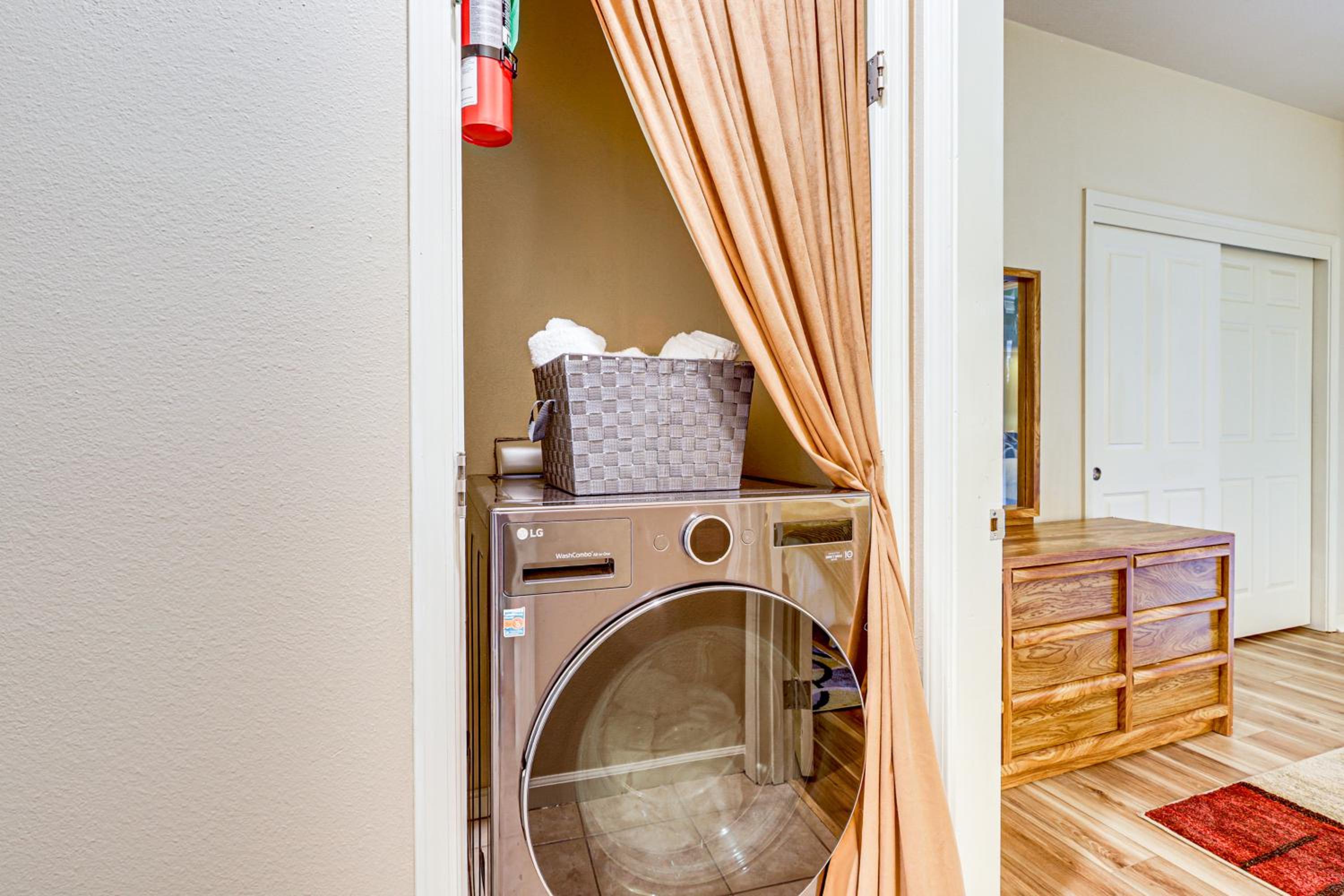 Redwoods Escape with Hot Tub Near Russian River!