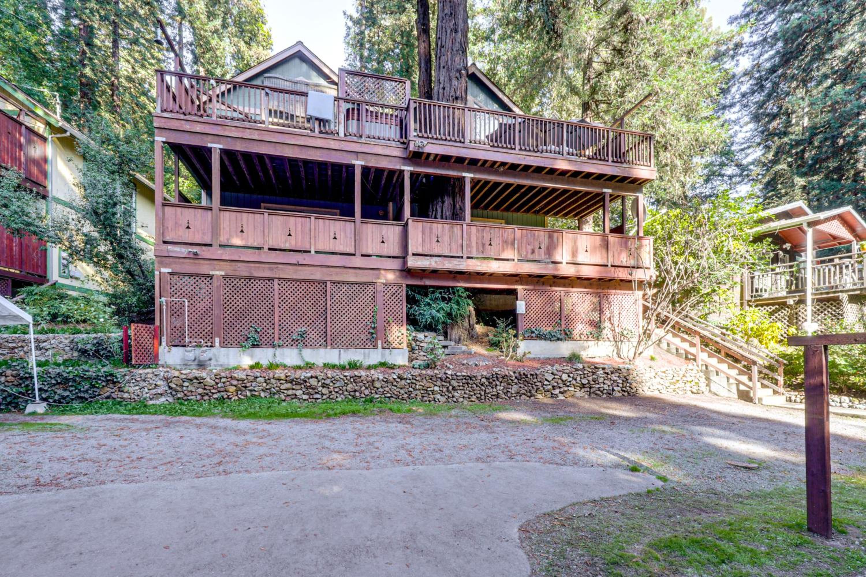 Redwoods Escape with Hot Tub Near Russian River!