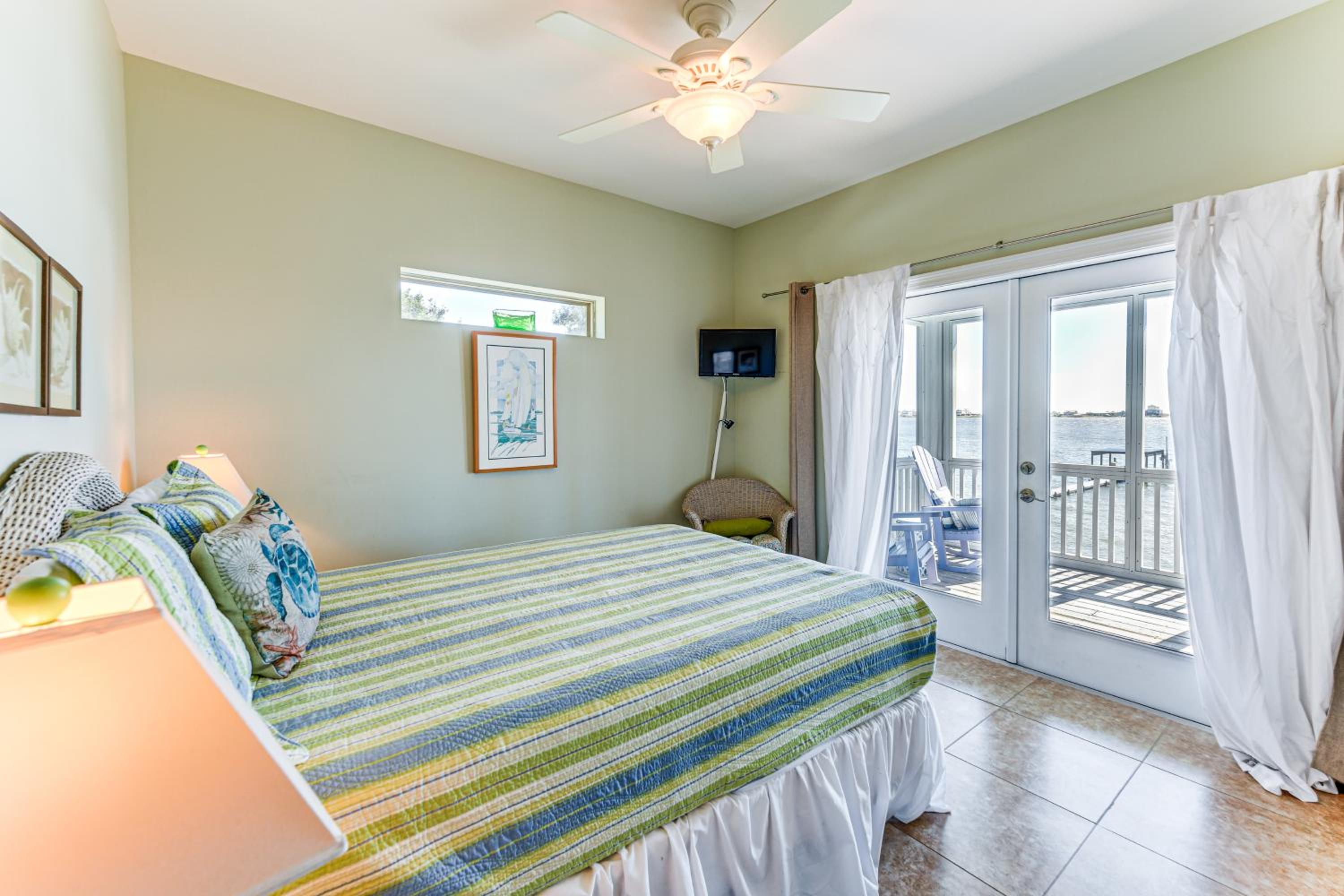 Gulf Shores Gem with Beachfront Patio and Sunset Pier!