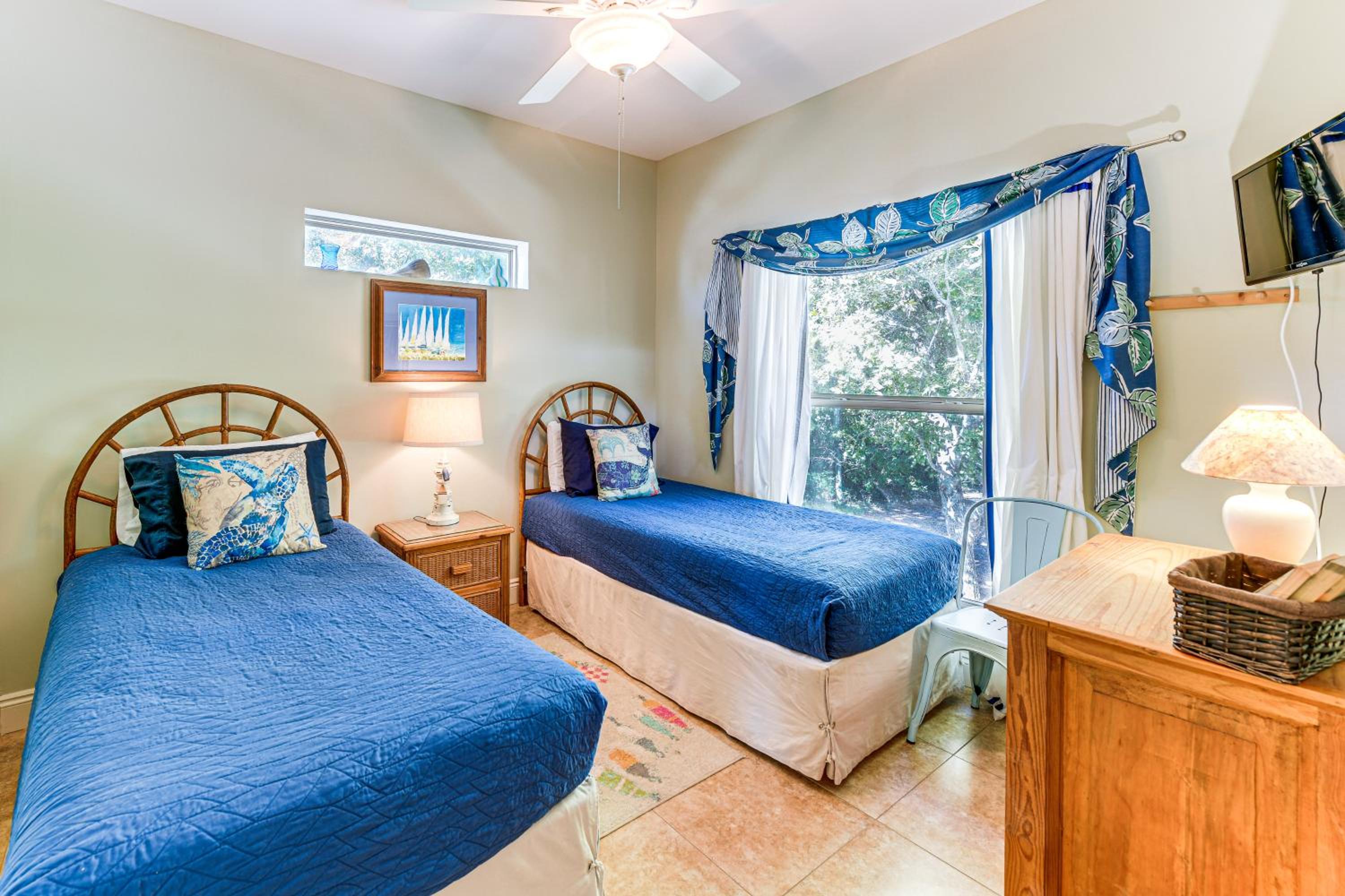 Gulf Shores Gem with Beachfront Patio and Sunset Pier!