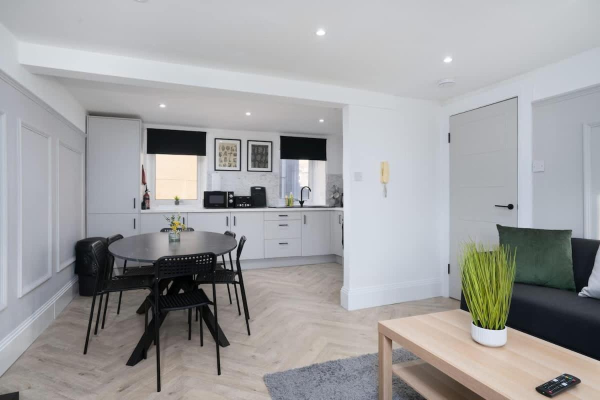 Modern 5 BED-2 BATH Apartment - by Holiday Homes