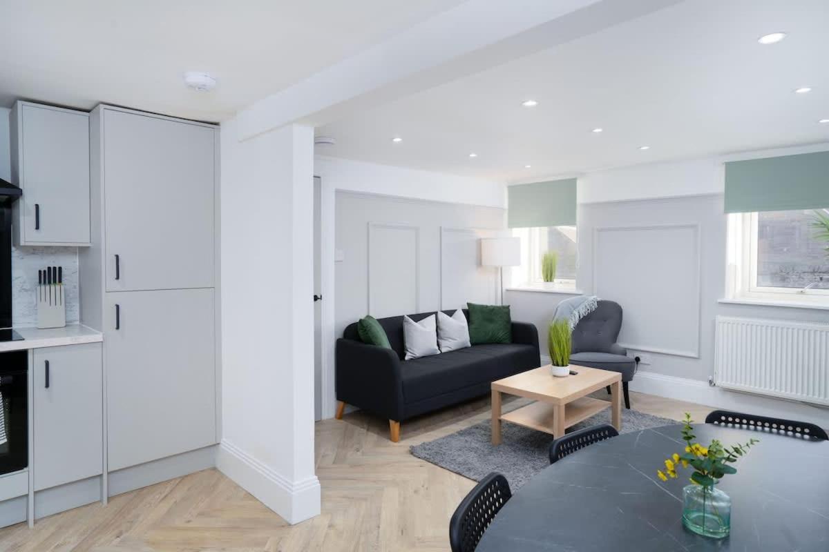 Modern 5 BED-2 BATH Apartment - by Holiday Homes