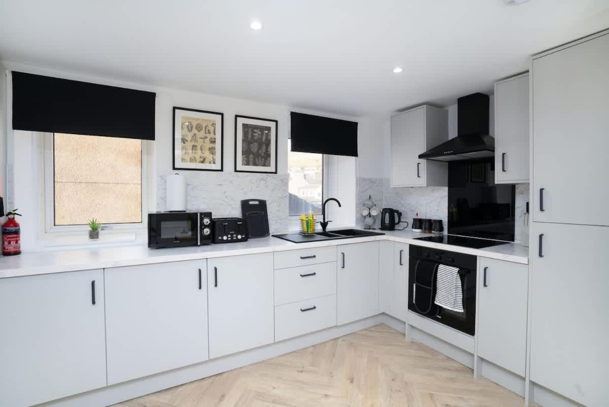 Modern 5 BED-2 BATH Apartment - by Holiday Homes