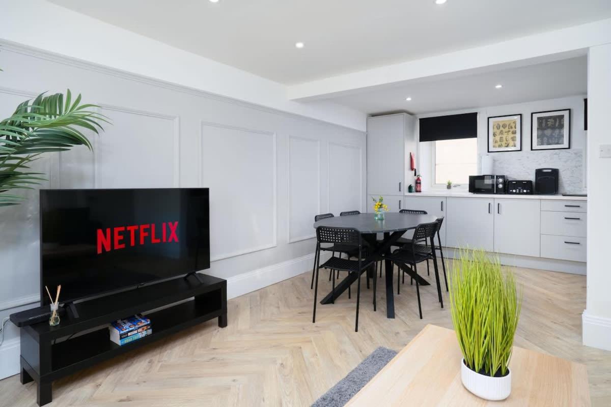 Modern 5 BED-2 BATH Apartment - by Holiday Homes