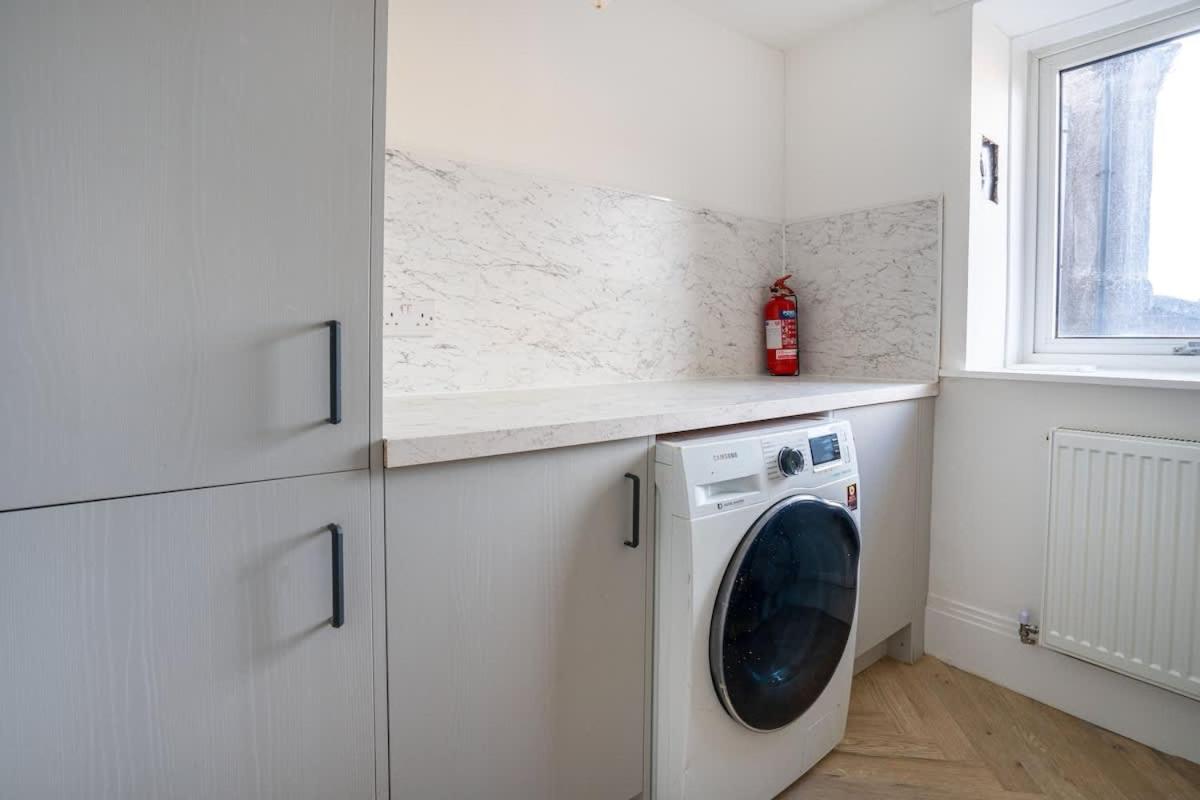 Modern 5 BED-2 BATH Apartment - by Holiday Homes