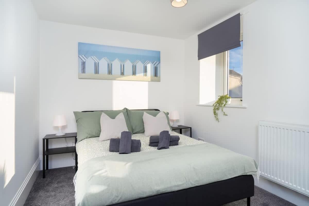 Modern 5 BED-2 BATH Apartment - by Holiday Homes